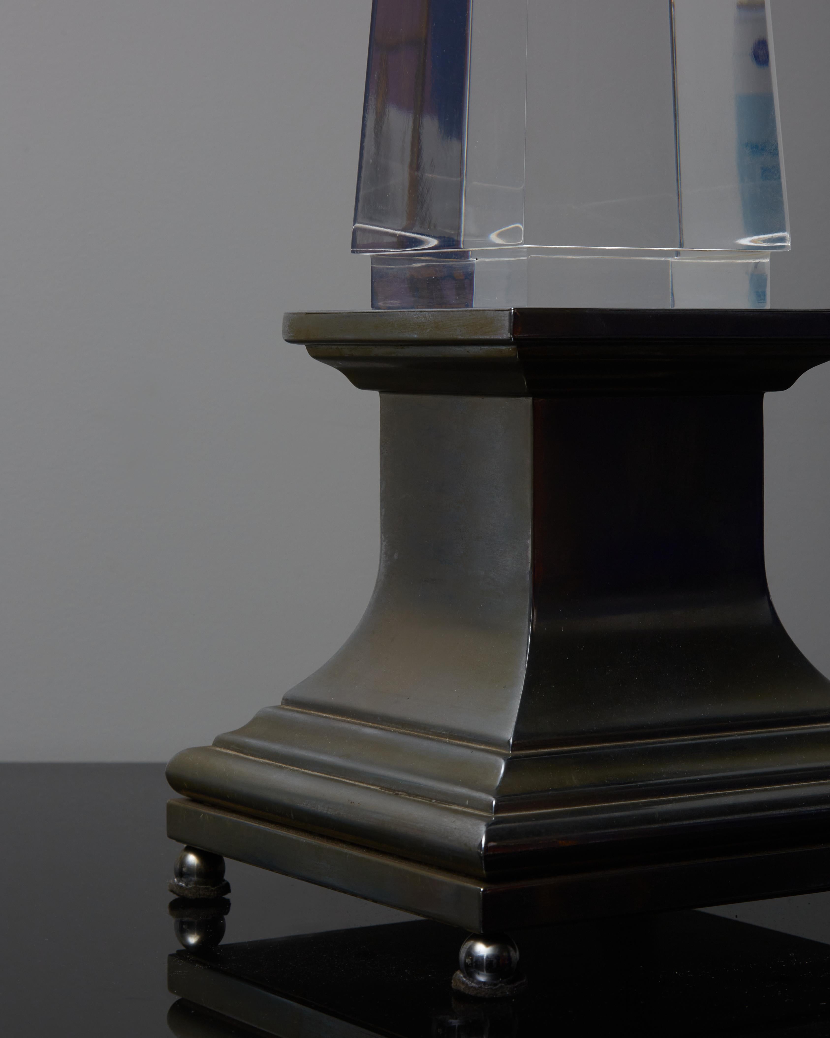 Obelisk-Tischlampe aus Lucite und Messing von Sandro Petti für Maison Jansen im Angebot 1