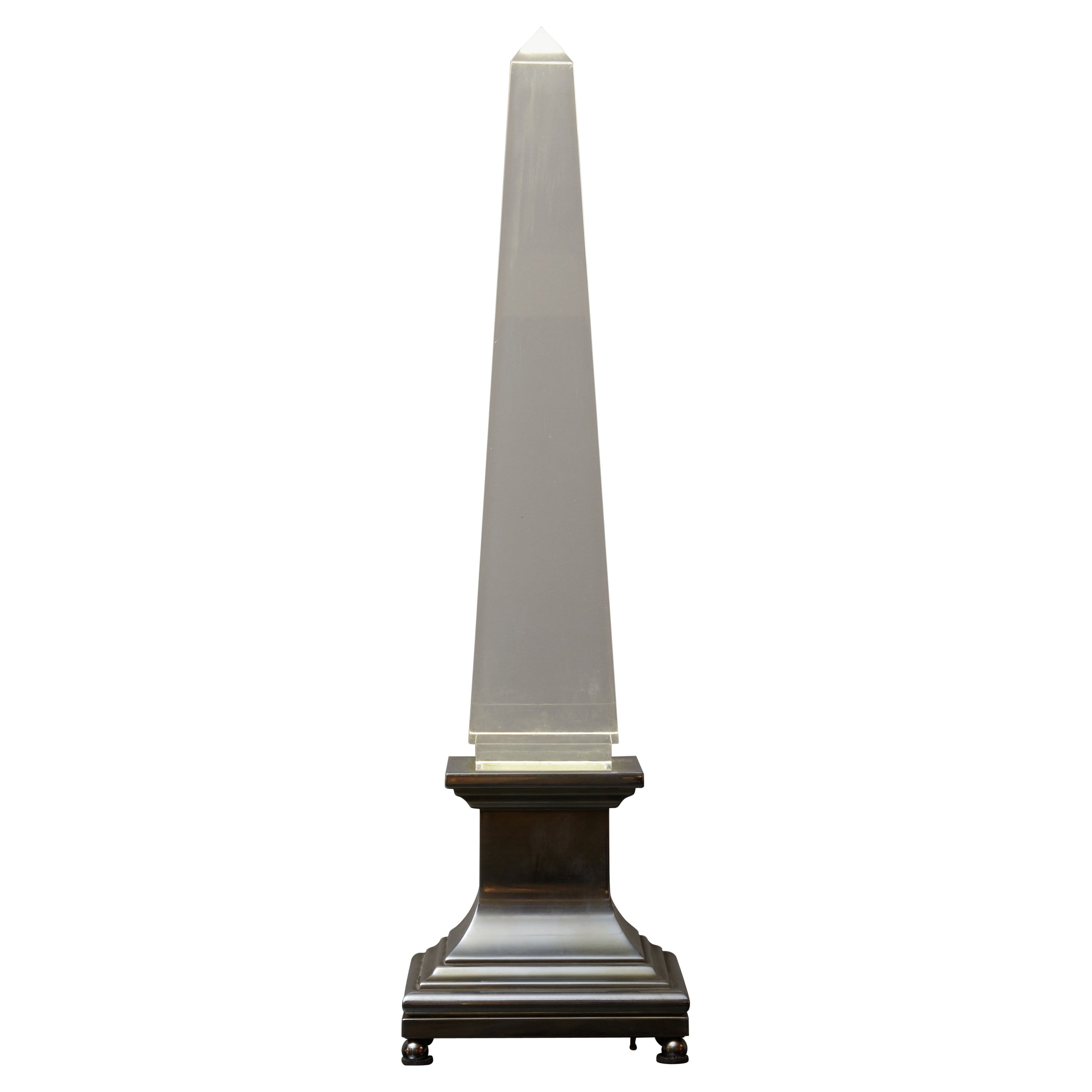 Lampada da tavolo Obelisco in lucite e ottone di Sandro Petti per Maison Jansen
