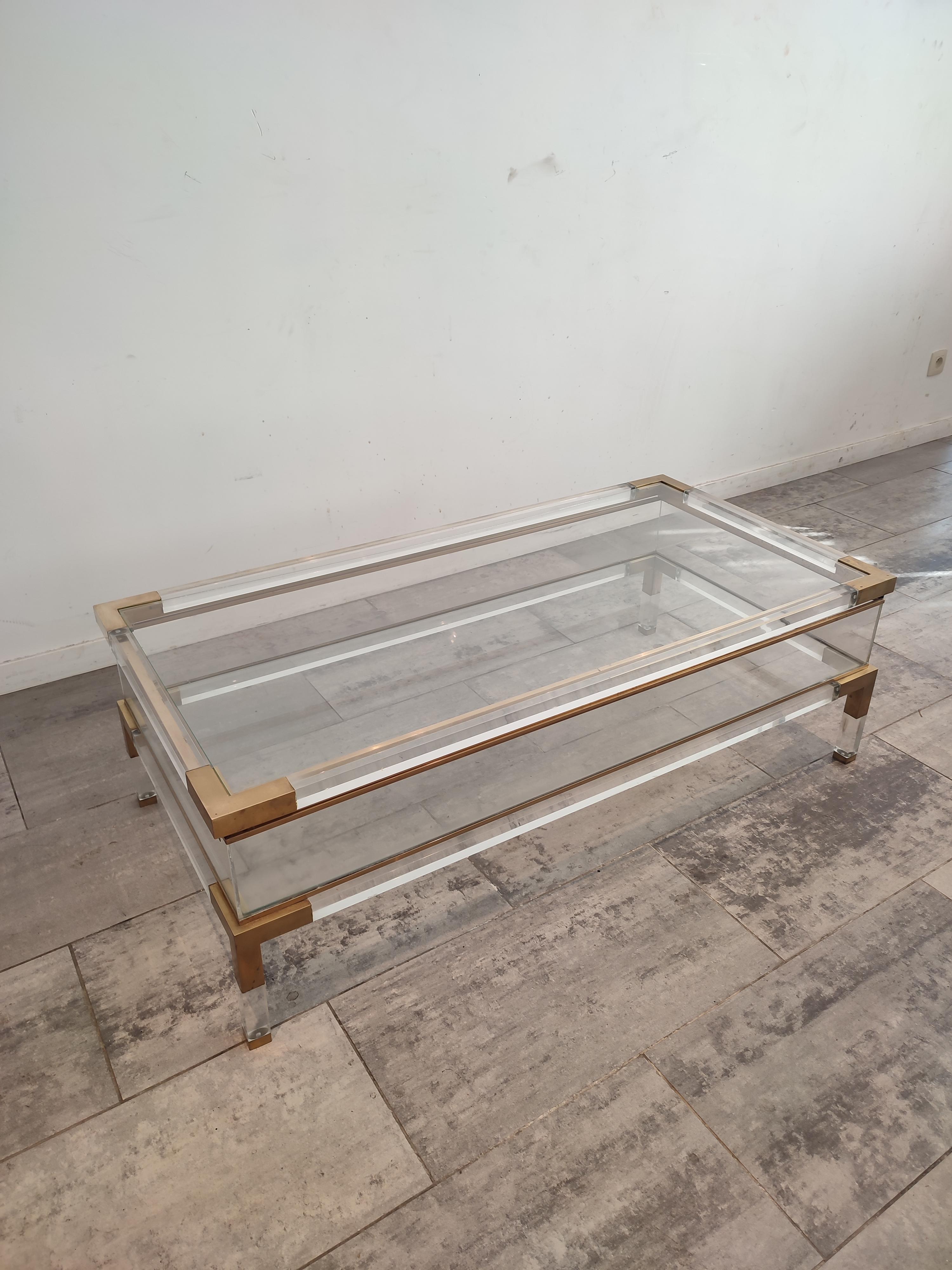 Lucite and Brass Sliding Coffee Table, 1980s In Good Condition For Sale In Waasmunster, BE
