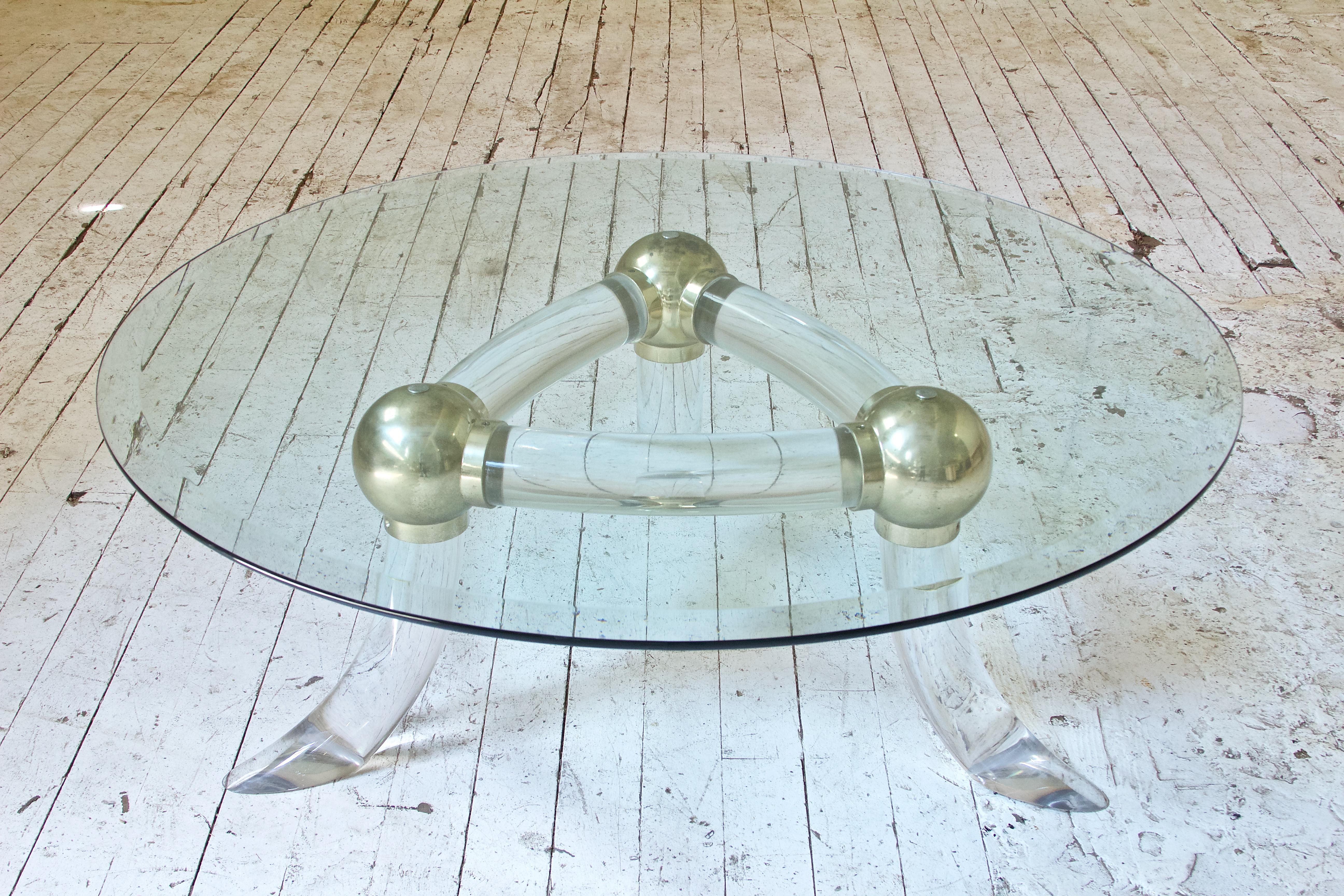 Lucite and Brass 'Tusk' Round Coffee Table, Italy, 1970s In Good Condition In Brooklyn, NY