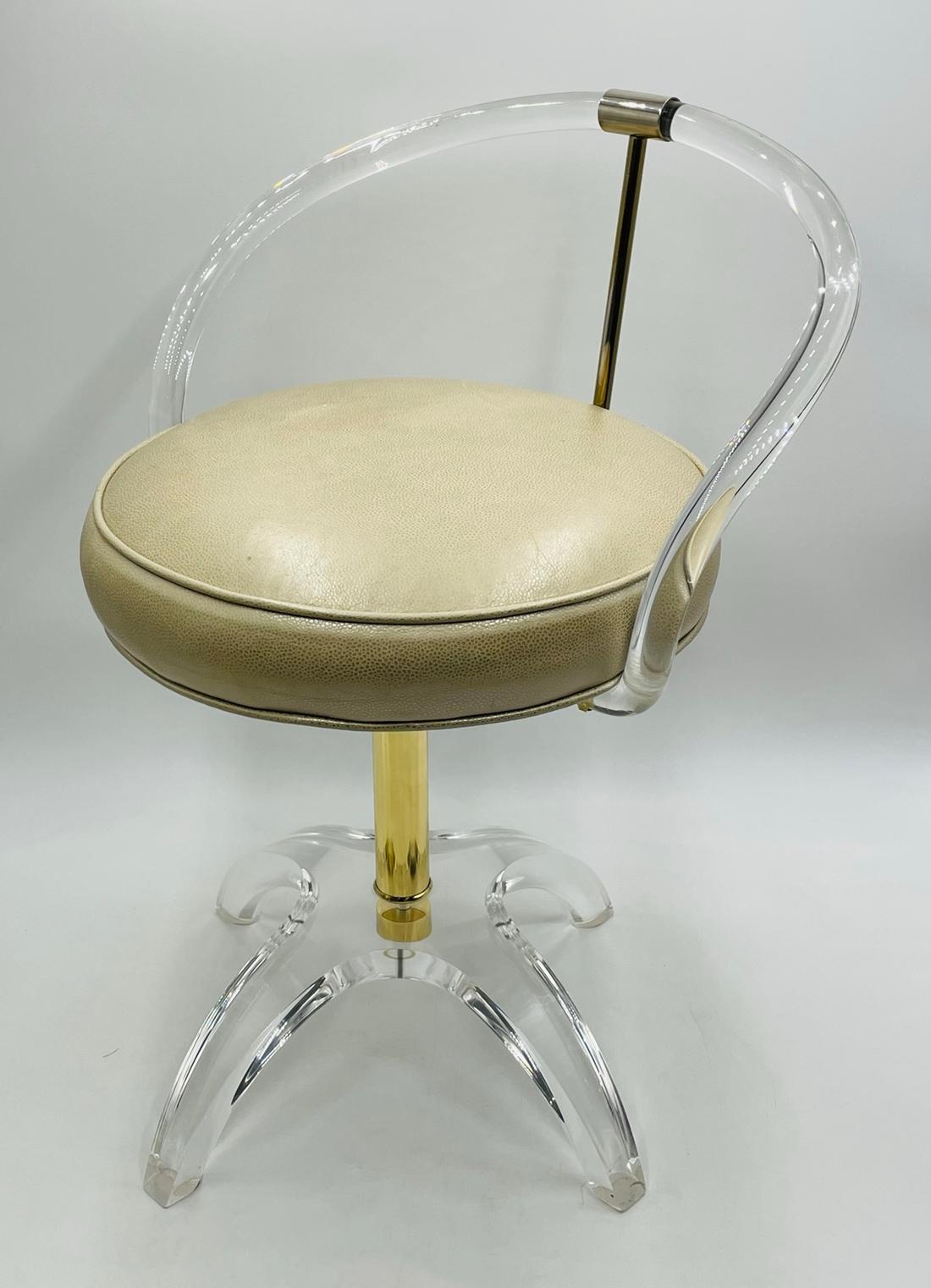 Atemberaubende Lucite und Messing Eitelkeit Stuhl von Charles Hollis Jones, das Original und erste Design war in Messing und im Auftrag von Lucille Ball. Der Stuhl ist in gutem Vintage-Zustand.

Maßnahmen:
25,50 Zoll hoch x 19,50 Zoll breit x 18