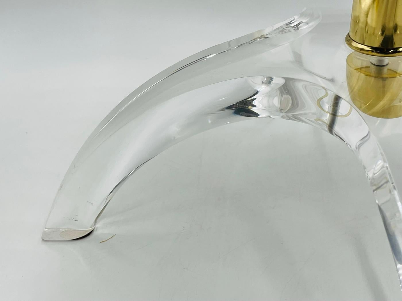 Laiton Chaise de coiffeuse pivotante en Lucite et laiton de Charles Hollis Jones en vente