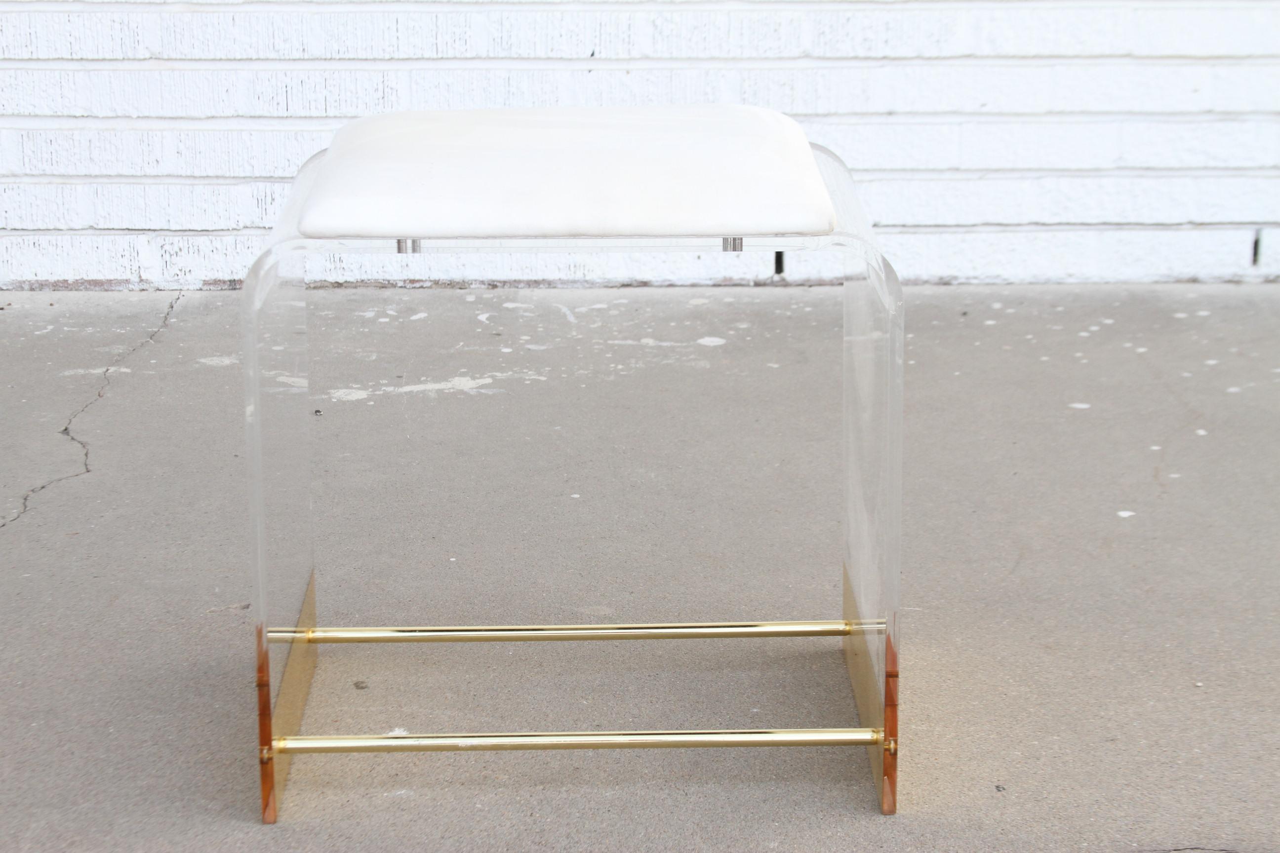 Art déco Tabouret de vanité en Lucite et laiton avec cascade en vente