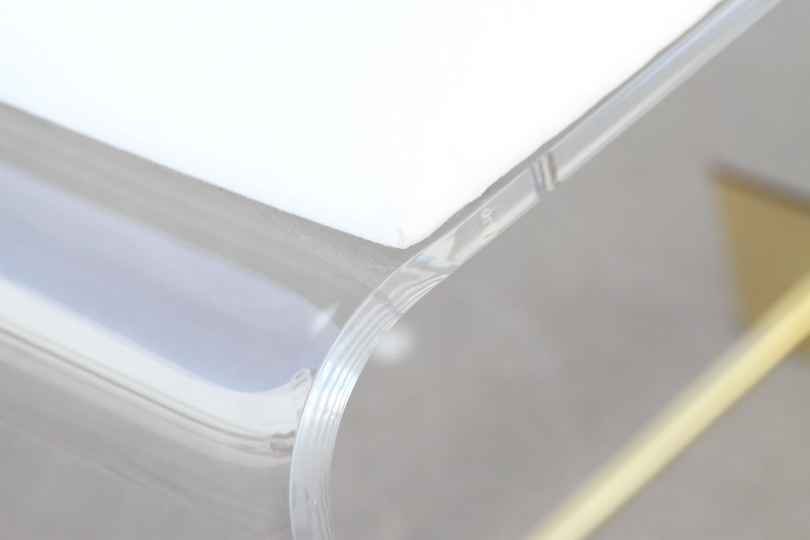 Américain Tabouret de vanité en Lucite et laiton avec cascade en vente