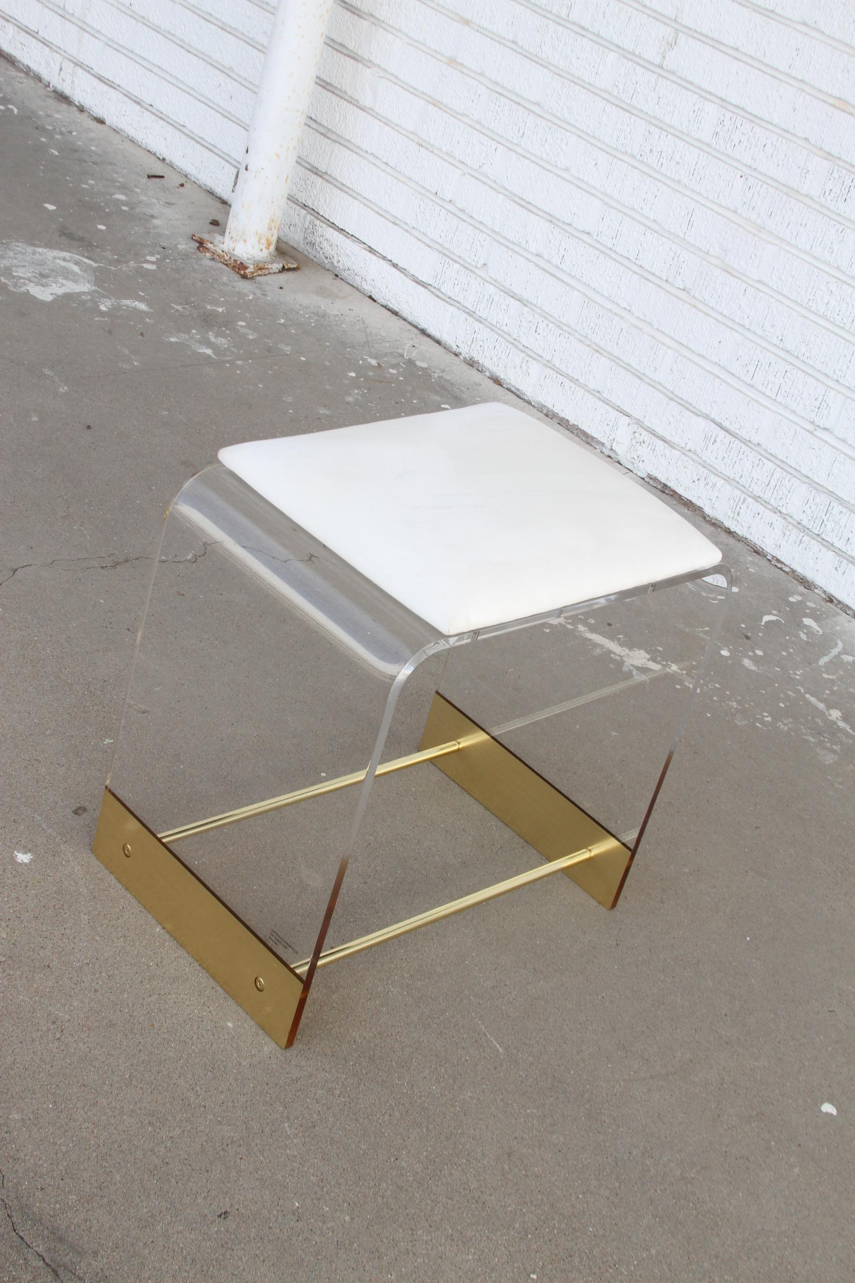 Tabouret de vanité en Lucite et laiton avec cascade Bon état - En vente à Pasadena, TX