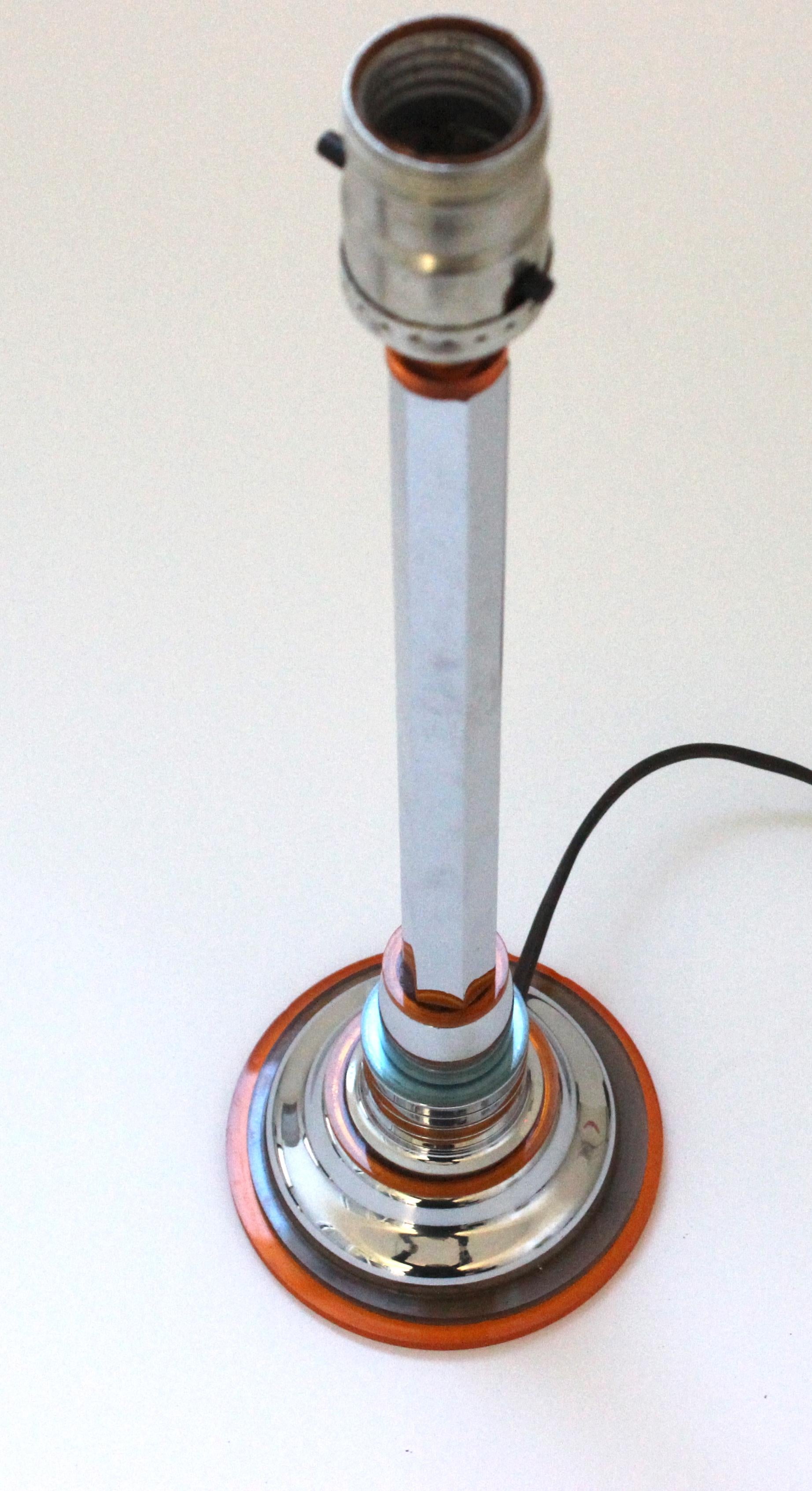 20ième siècle Lampe de table art déco en lucite et chrome en vente