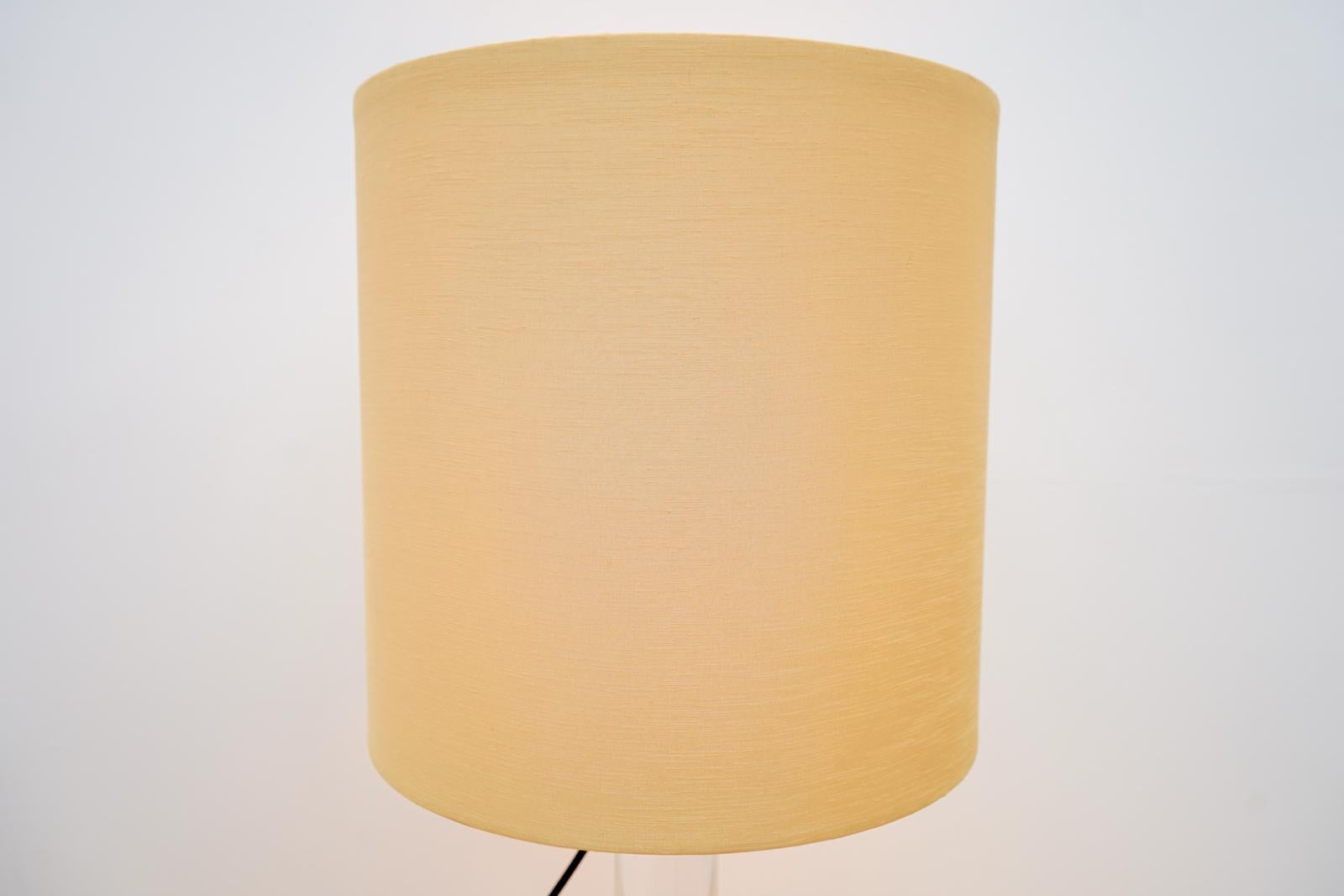 Mid-Century Modern Lampe de bureau en lucite et chrome des années 1970 en vente