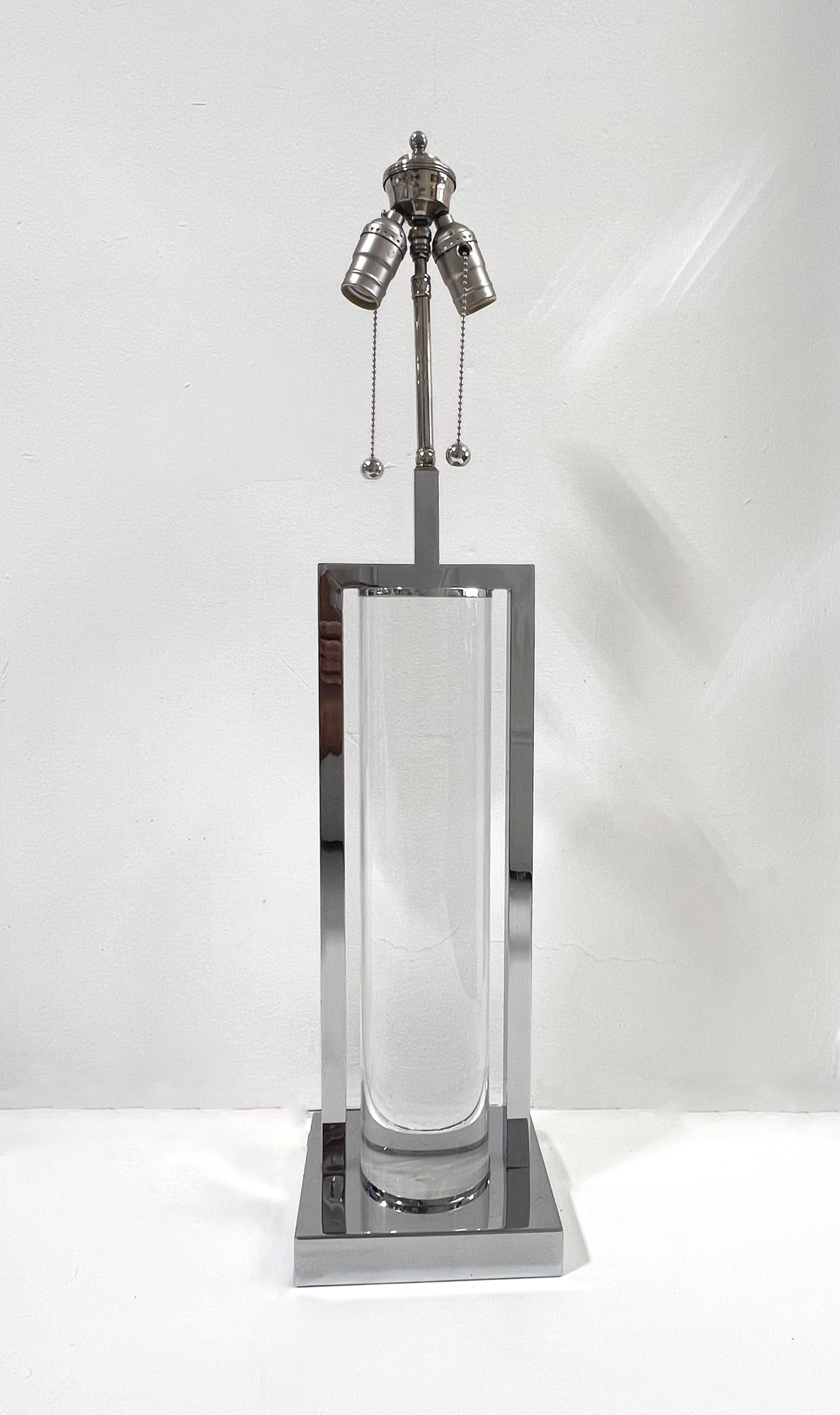 Rare lampe en lucite des années 1970  Lampe de table en chrome poli du célèbre designer américain Charles Hollis Jones. 

Nouveau store en lin vanille et nouveau câblage. 
Fil pour les États-Unis. Il peut être alimenté par deux ampoules standard de