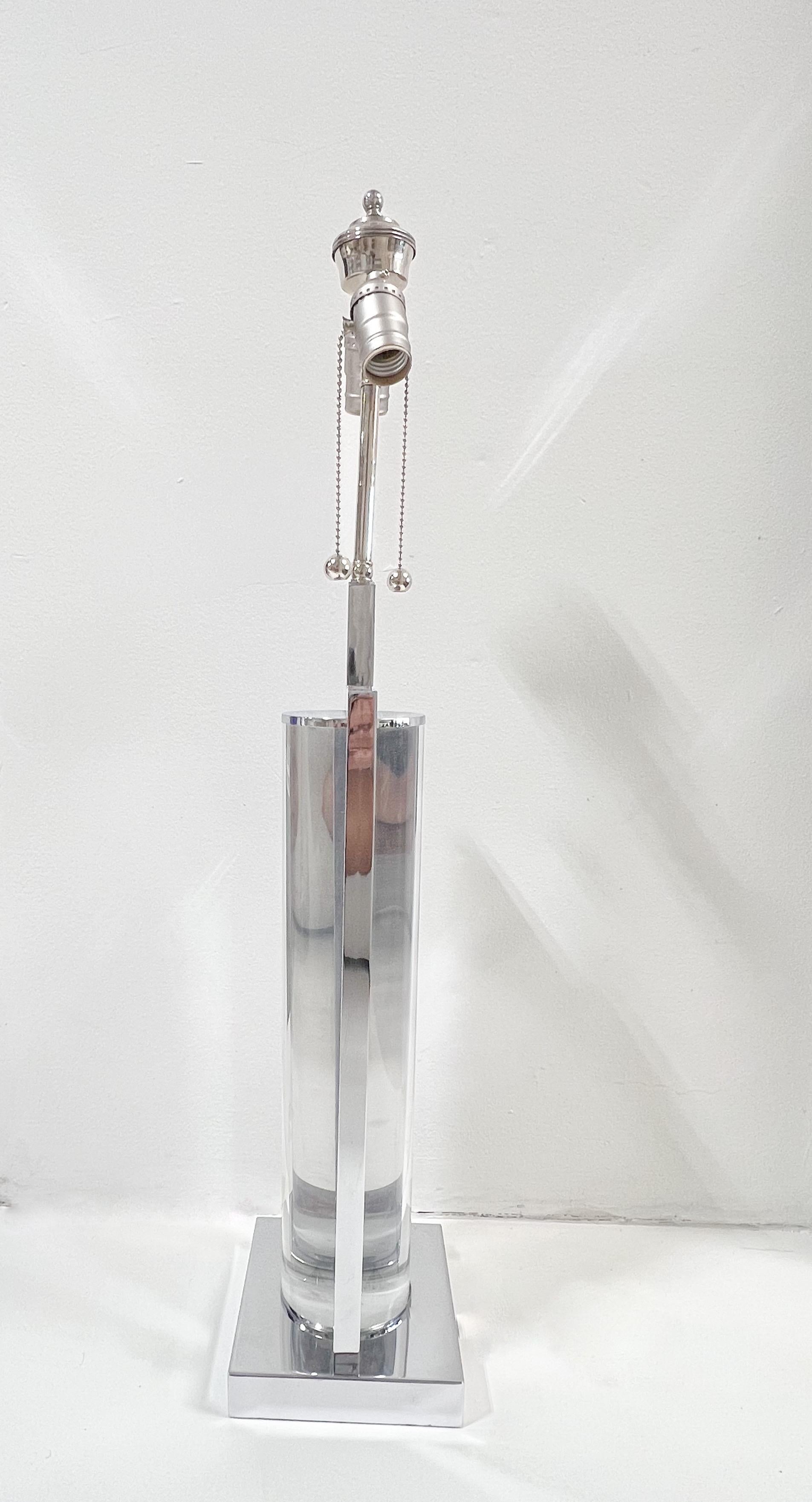 Moderne Lampe de table en lucite et chrome par Charles Hollis Jones en vente