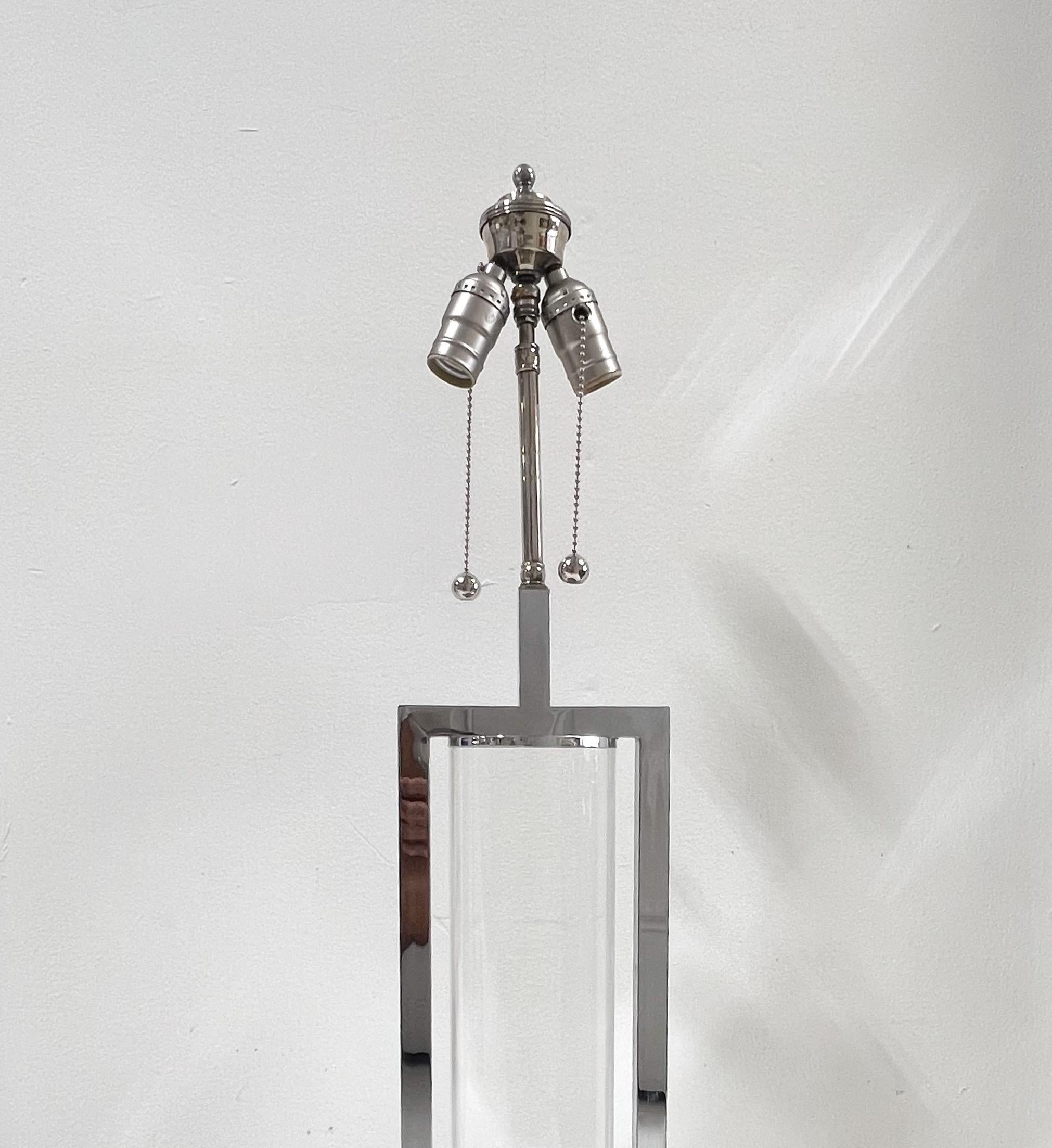 Américain Lampe de table en lucite et chrome par Charles Hollis Jones en vente