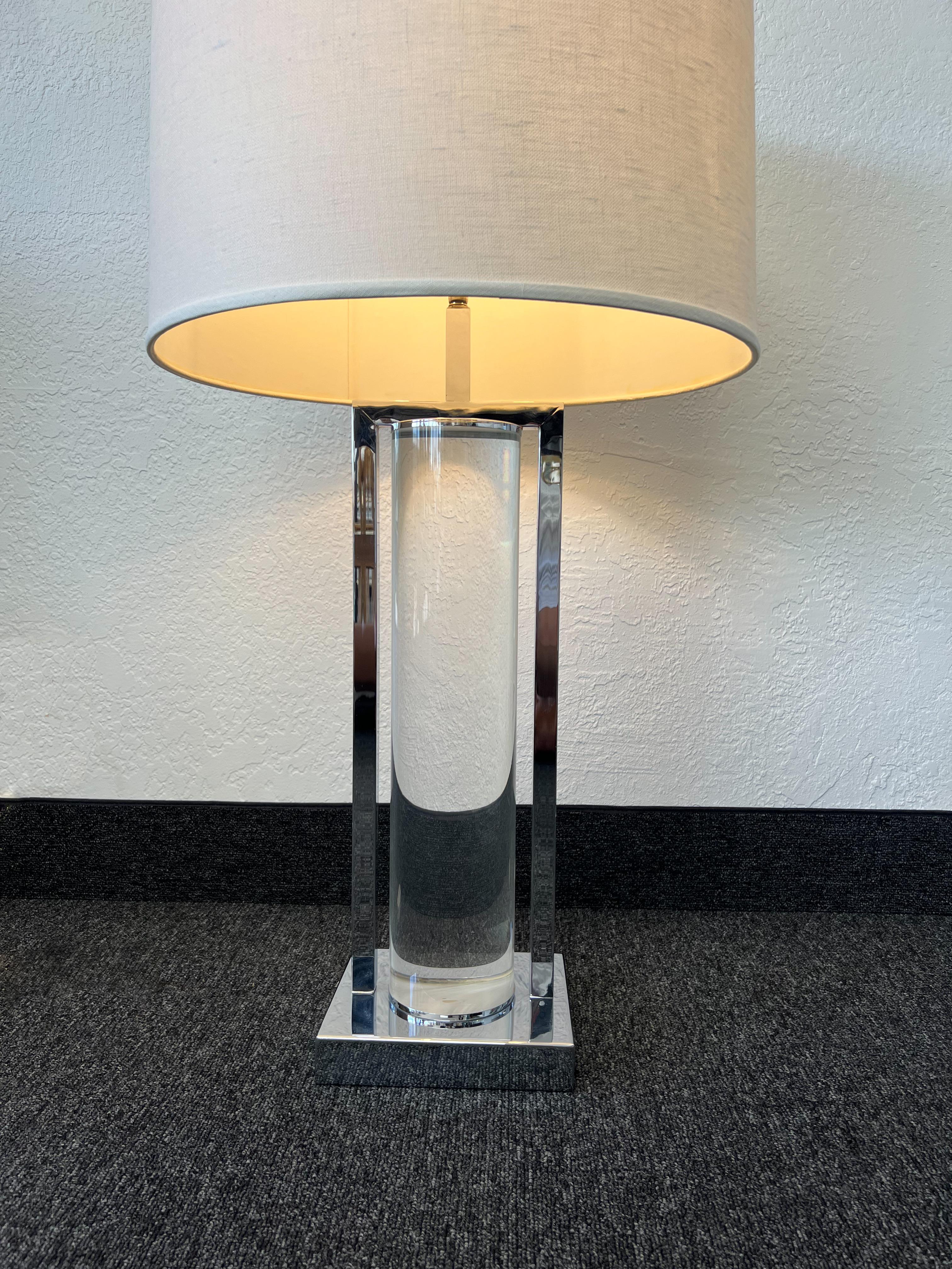 Fait main Lampe de table en lucite et chrome par Charles Hollis Jones en vente