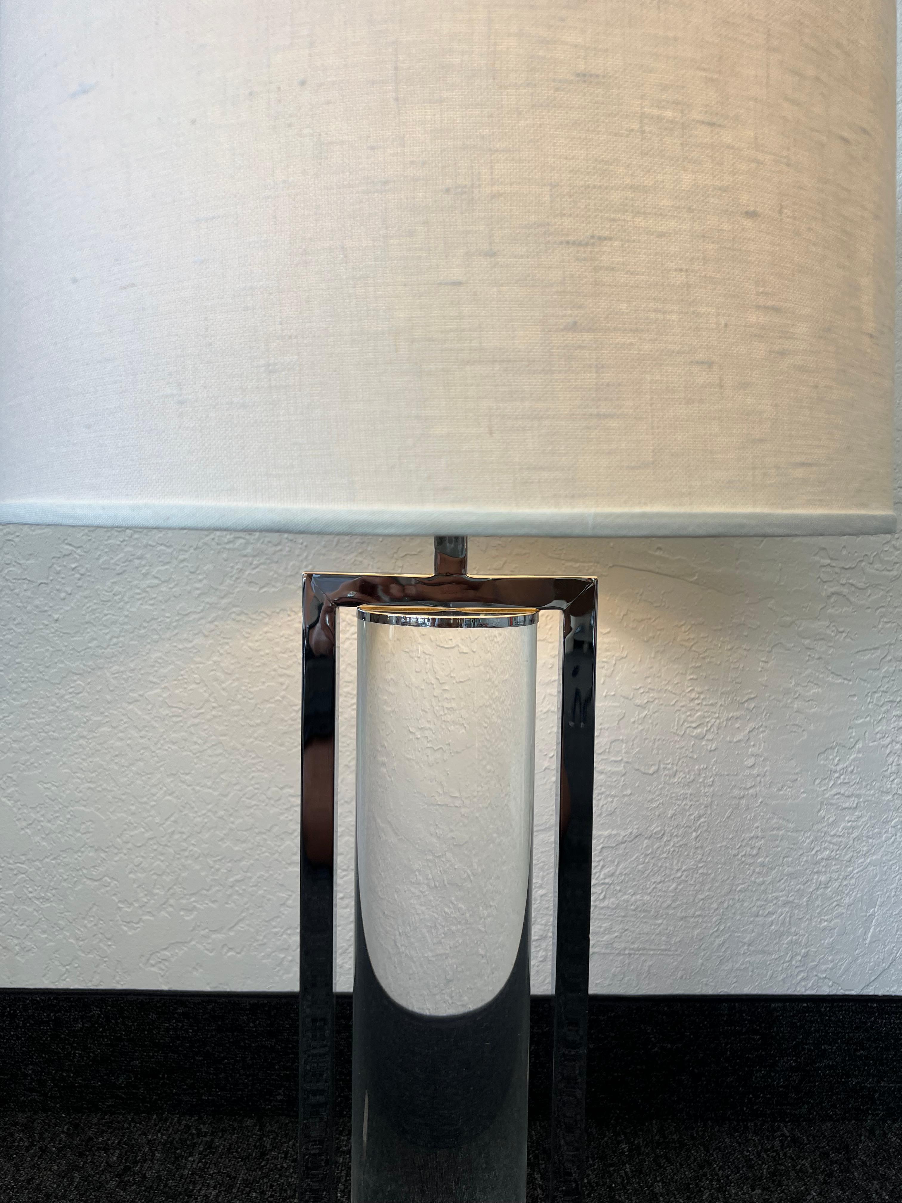 Lampe de table en lucite et chrome par Charles Hollis Jones Bon état - En vente à Palm Springs, CA
