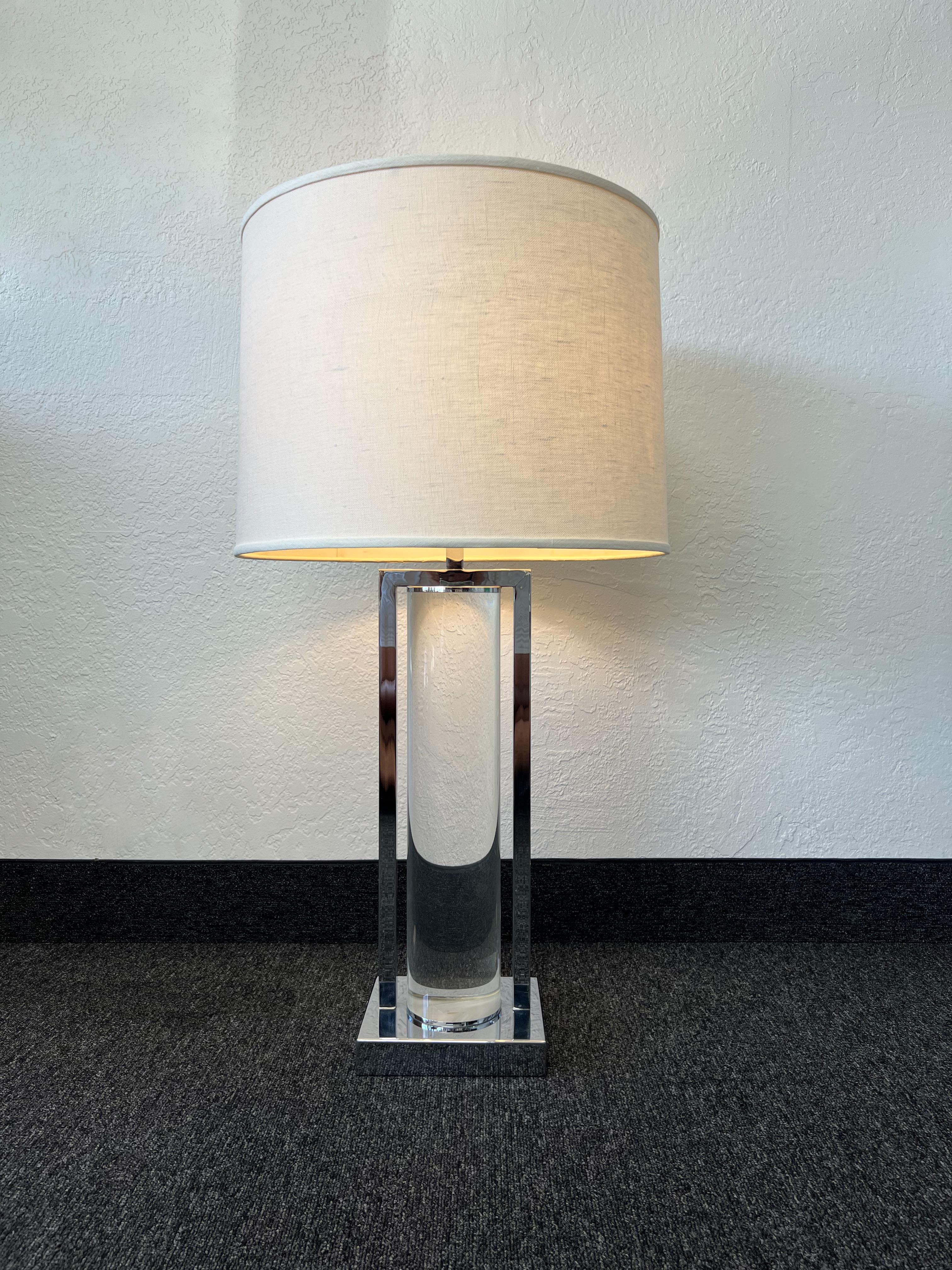 Fin du 20e siècle Lampe de table en lucite et chrome par Charles Hollis Jones en vente