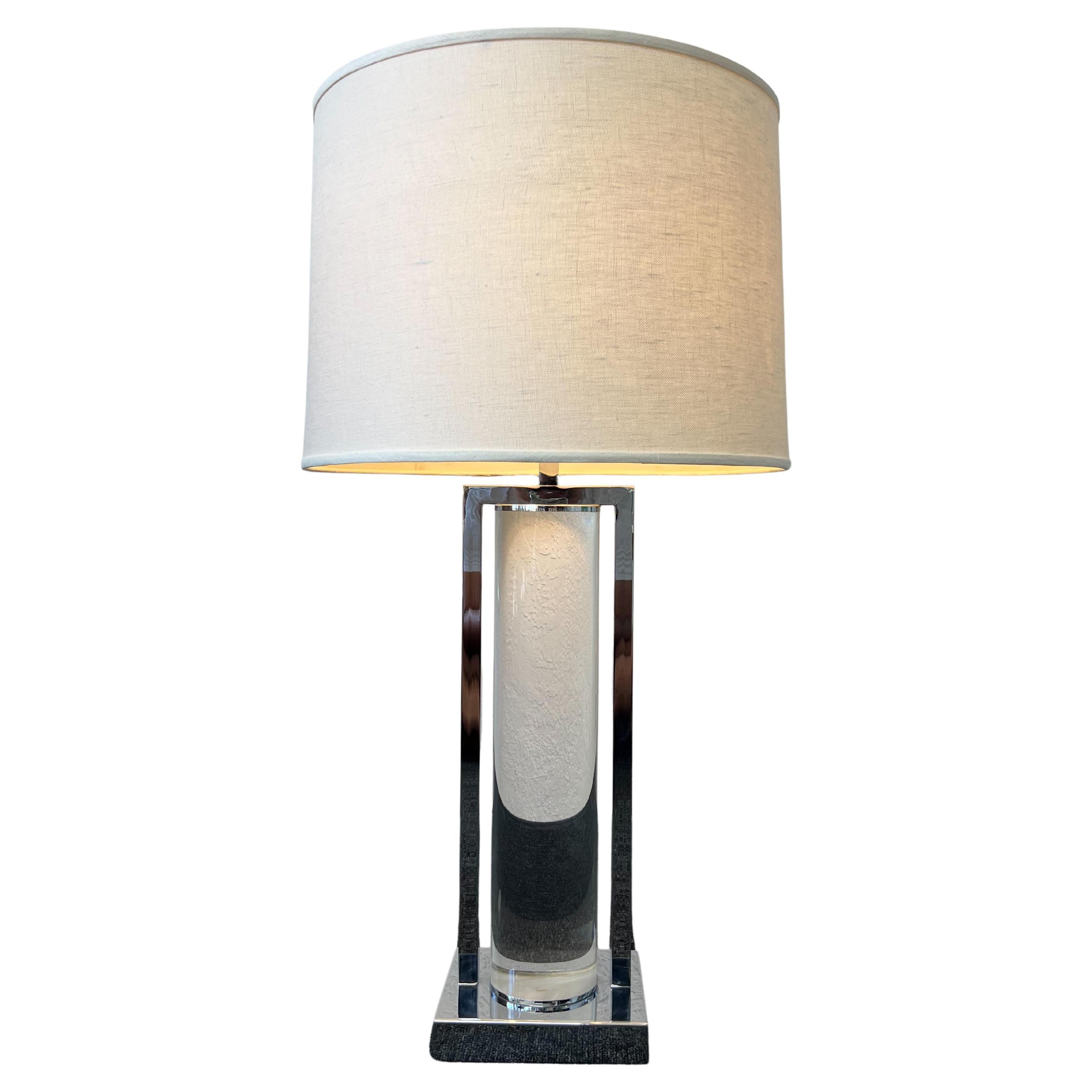 Lampe de table en lucite et chrome par Charles Hollis Jones en vente