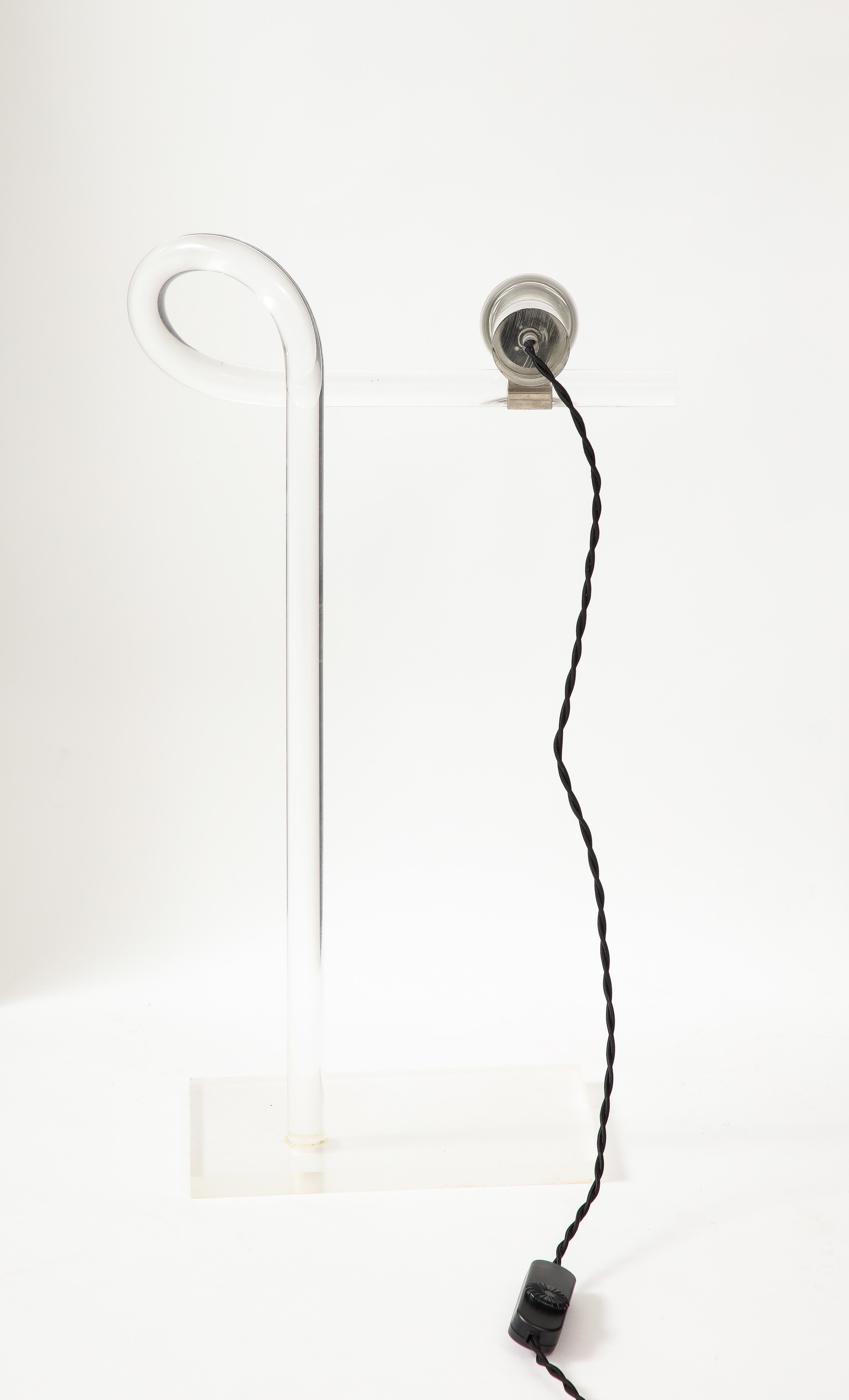 Rare lampe de table ou de bureau minimaliste par Peter Hamburger pour Knoll USA- 1970
Rayures superficielles sous la base. Sinon en bon état. Cette lampe a été recâblée pour être utilisée aux Etats-Unis.
Les dimensions sont les suivantes :