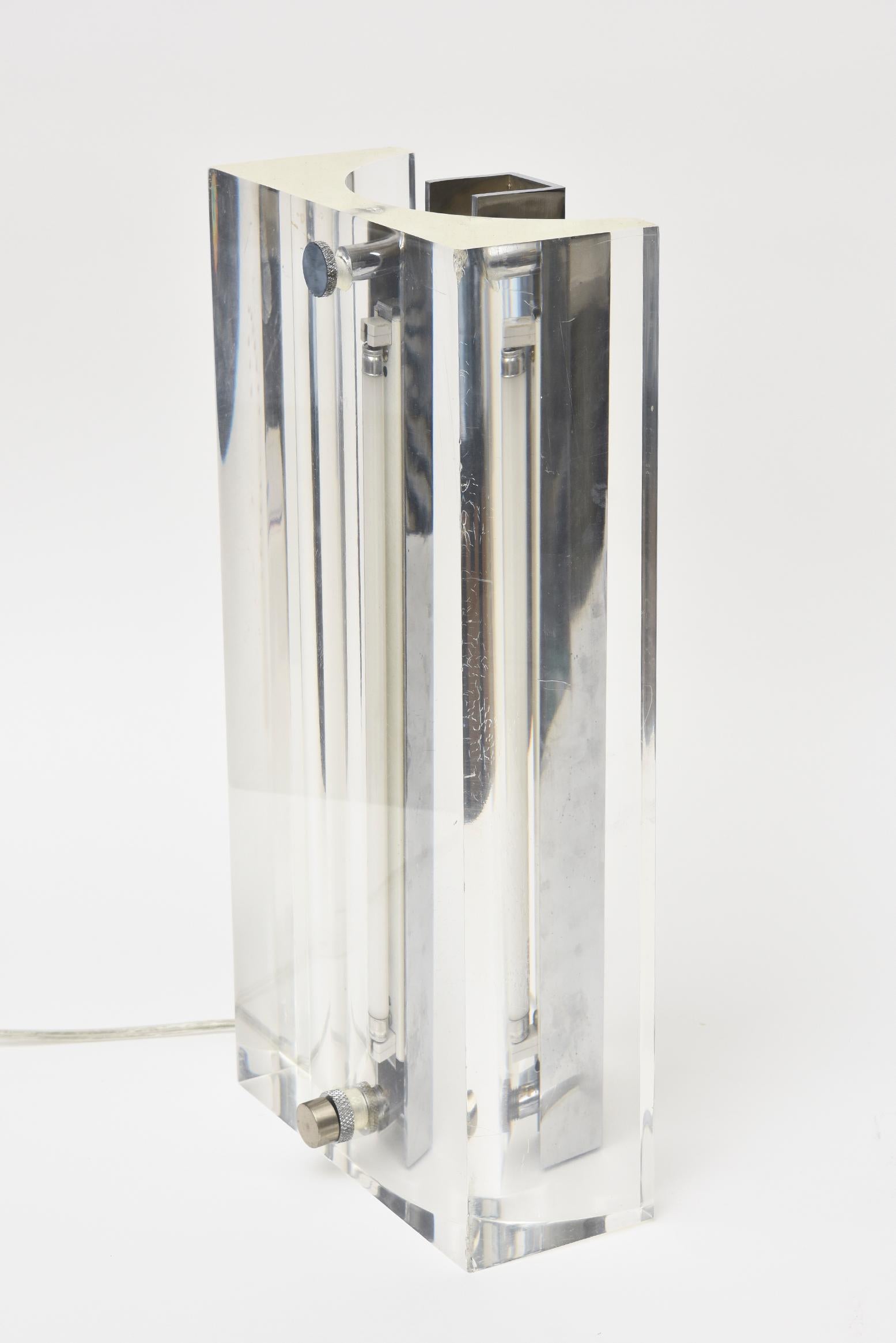 Vintage Lucite and Chrome Column Table Lamp For Sale 1