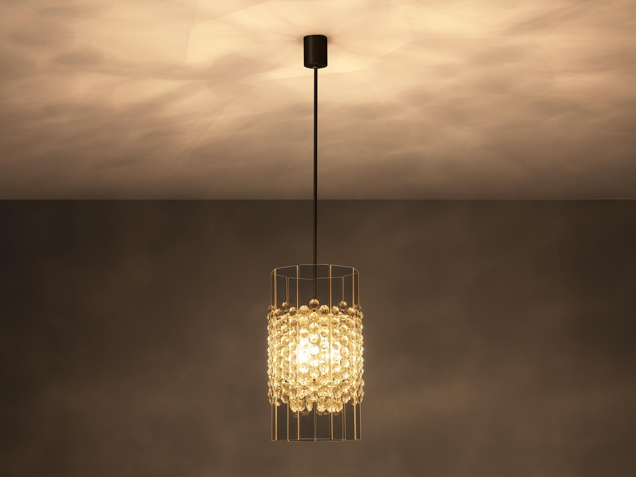 Lampadario, Perspex, metallo, Germania, anni '70

Ciondolo scintillante che è stato implementato nelle navi e nei treni di alta classe. Le lastre di lucite abbracciano un layout semplice, mentre i petali a forma di diamante aderiscono a un carattere