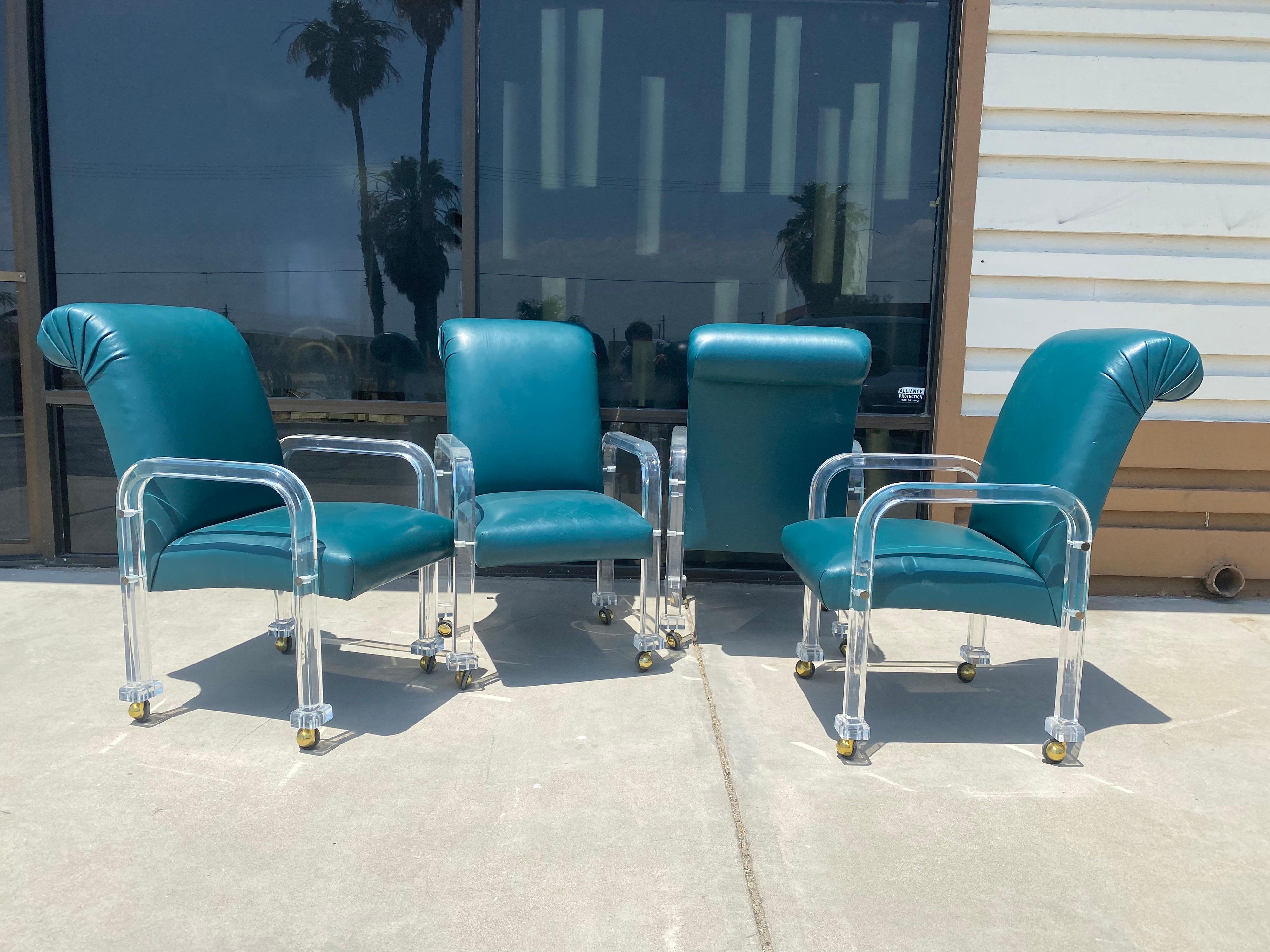 Moderne Ensemble de 4 chaises de salle à manger/de jeu vintage en lucite et cuir vert émeraude sur roulettes en vente