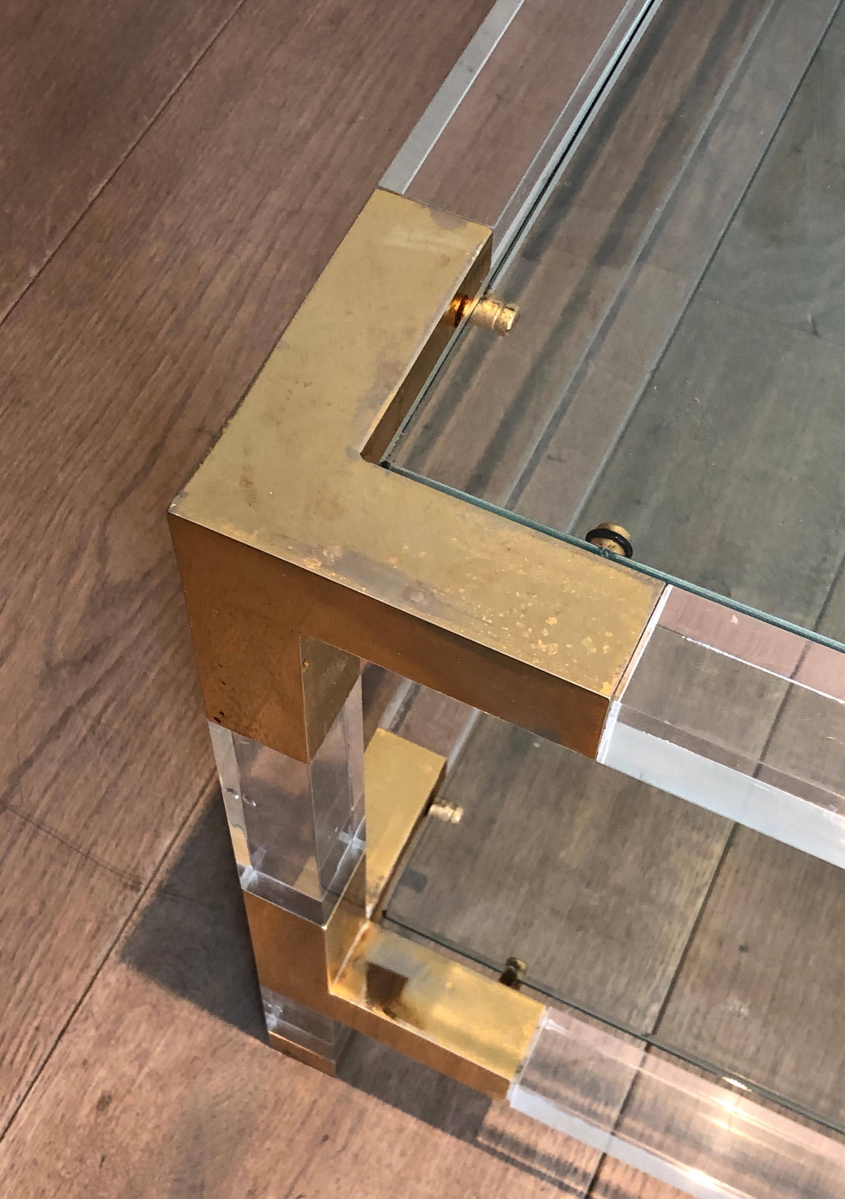 Verre Table basse en lucite et chrome doré dans le style de la Maison Jansen en vente