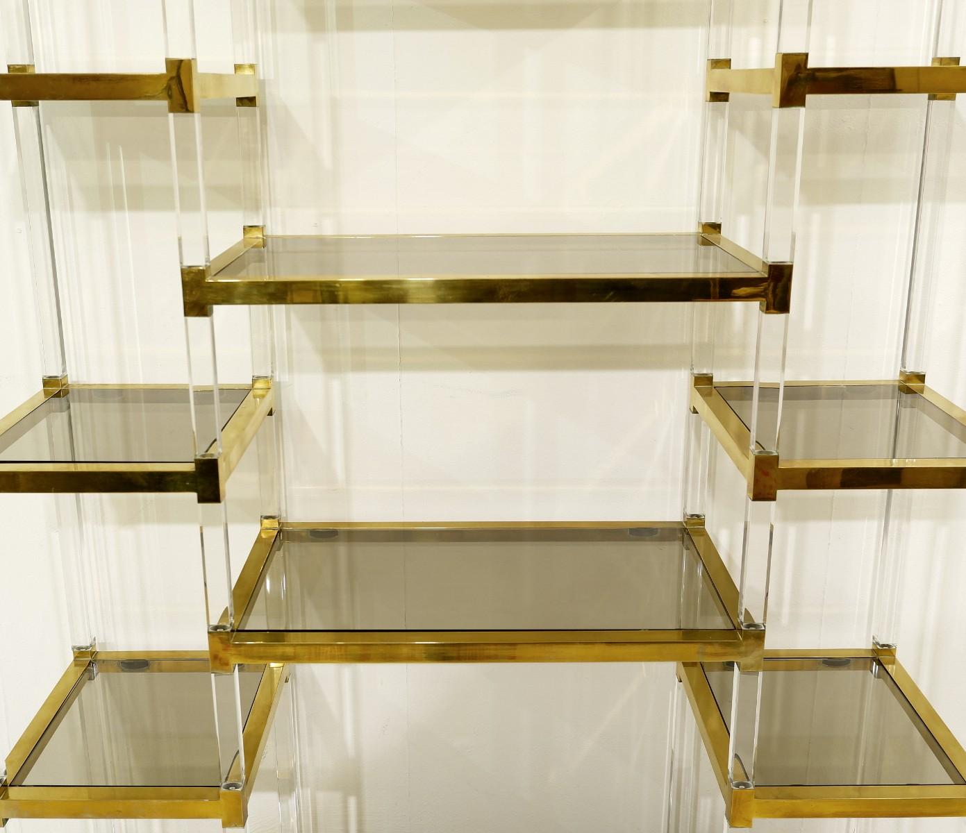 Estantería en arco de lucita y cristal, años 70 Moderno de mediados de siglo
