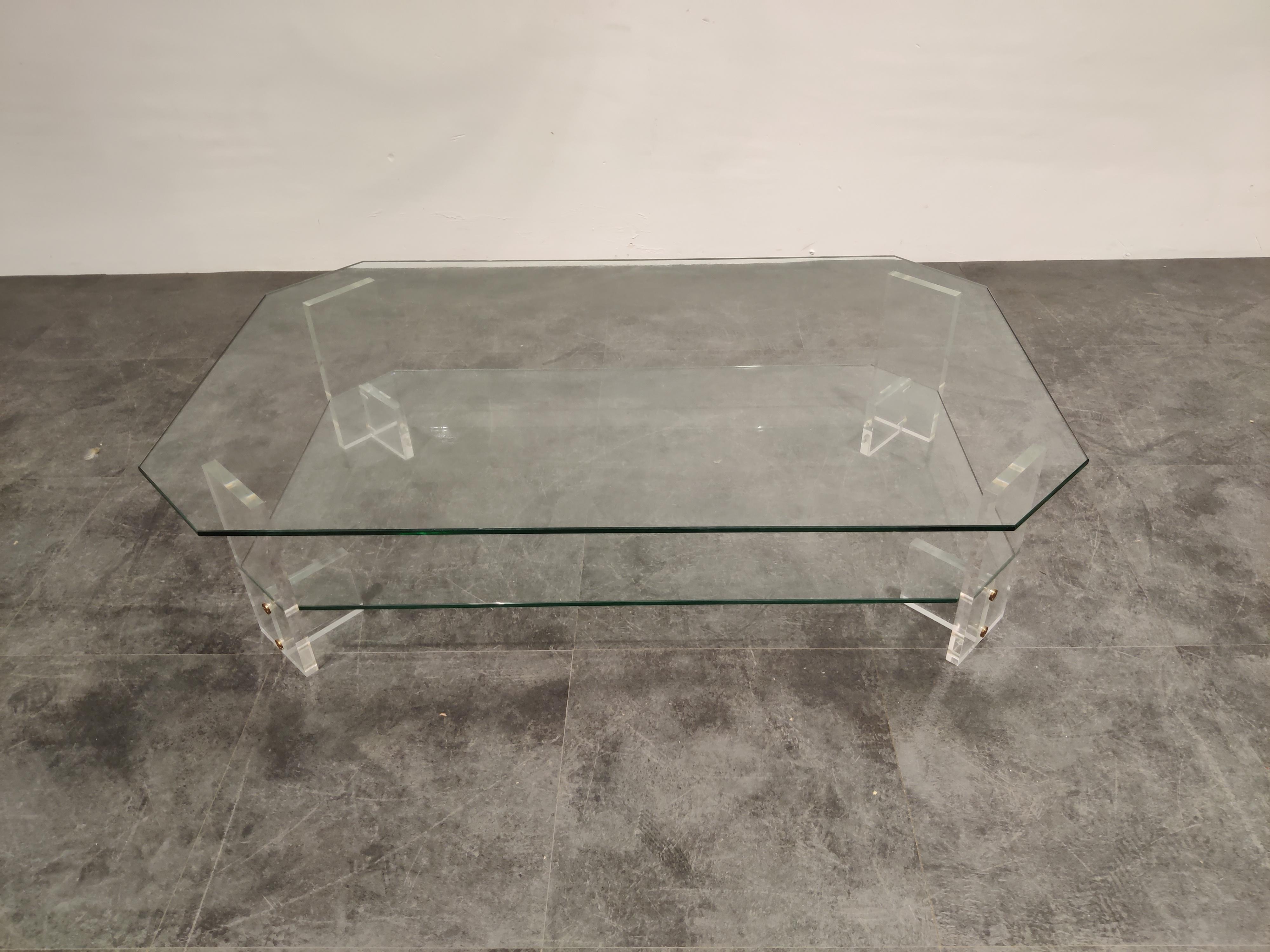 Vintage Lucite and glass two-tier coffee table.

Good condition.

Very modern looking and decorative table that can be combined with lots of interior styles.

Good condition.

1970s - Belgium

Dimensions:
Height 35cm/13.77