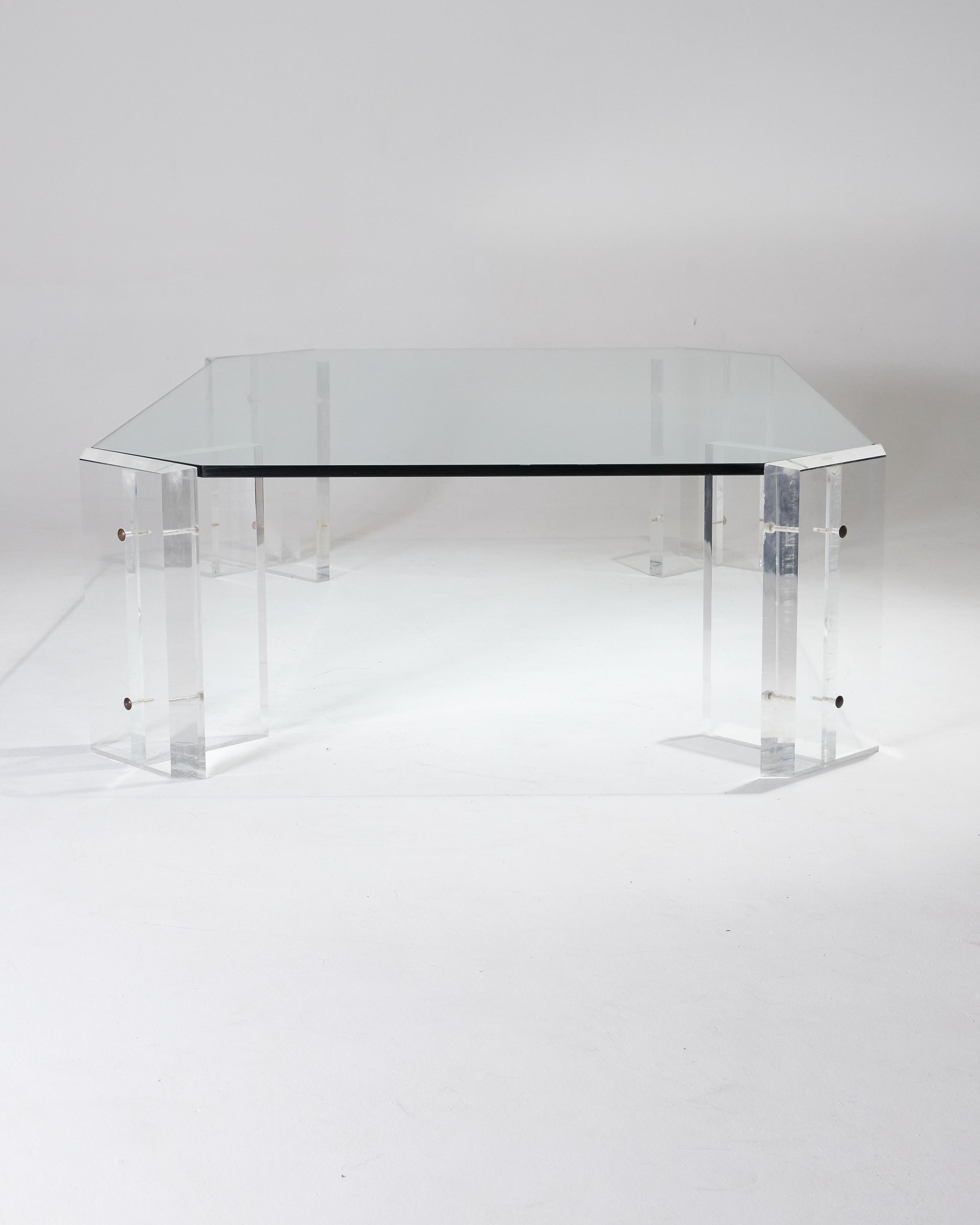 LUCITE AND GLASS COFFEE TABLE BY KARL SPRINGER, 1970s In Good Condition For Sale In PARIS, FR