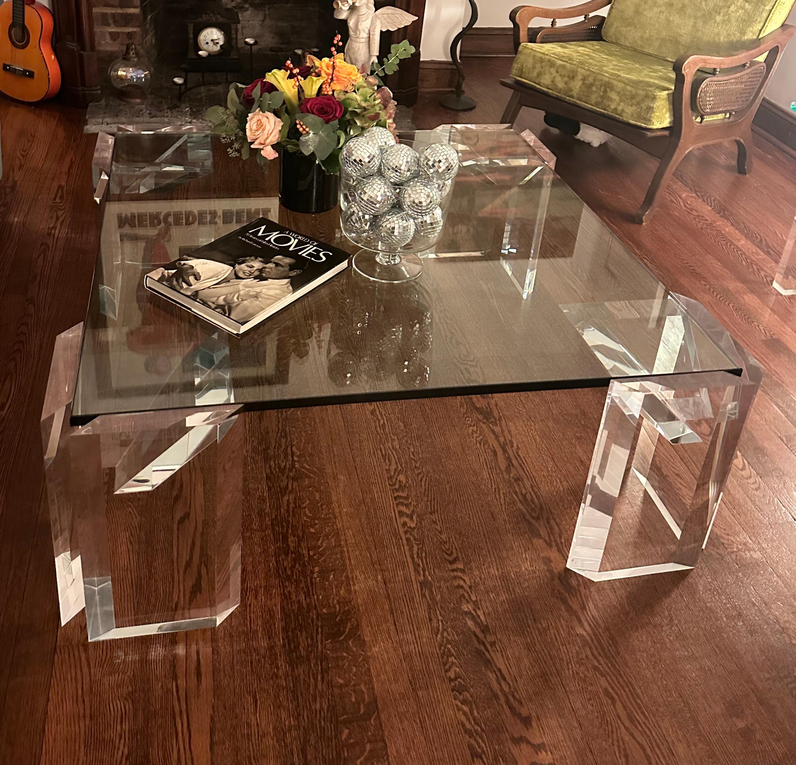 La mesa de centro de cristal y lucita de los años 80, un mueble impresionante que destila elegancia y sofisticación, cuenta con una tapa de cristal de 2,5 cm de grosor que no sólo es funcional, sino que añade un toque de modernidad al diseño