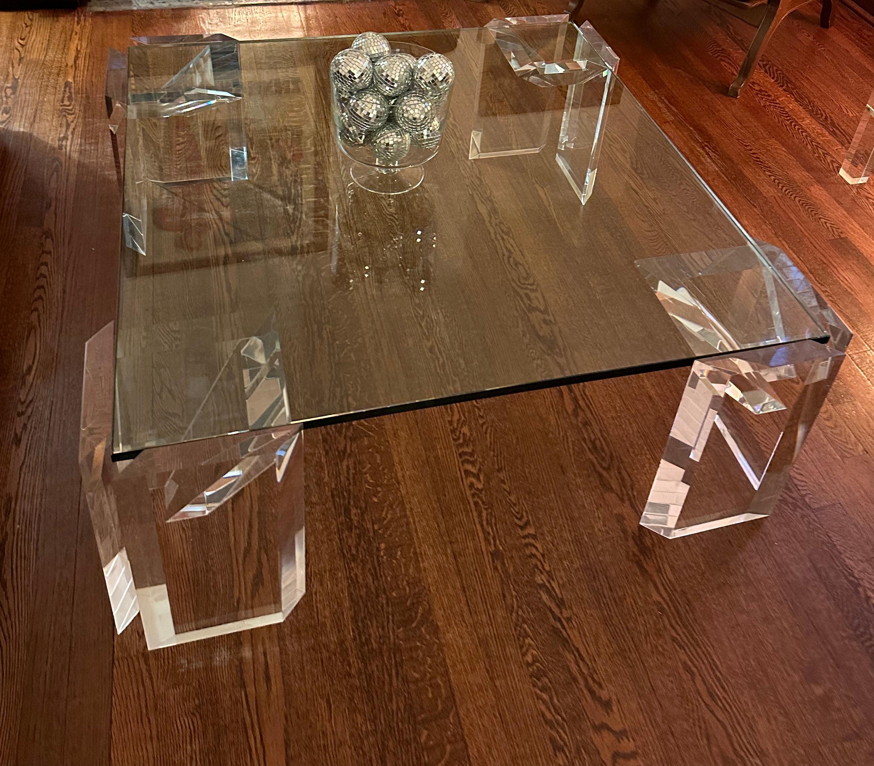 Mesa baja de cristal y lucita en Bueno estado para la venta en Forest Hills, NY