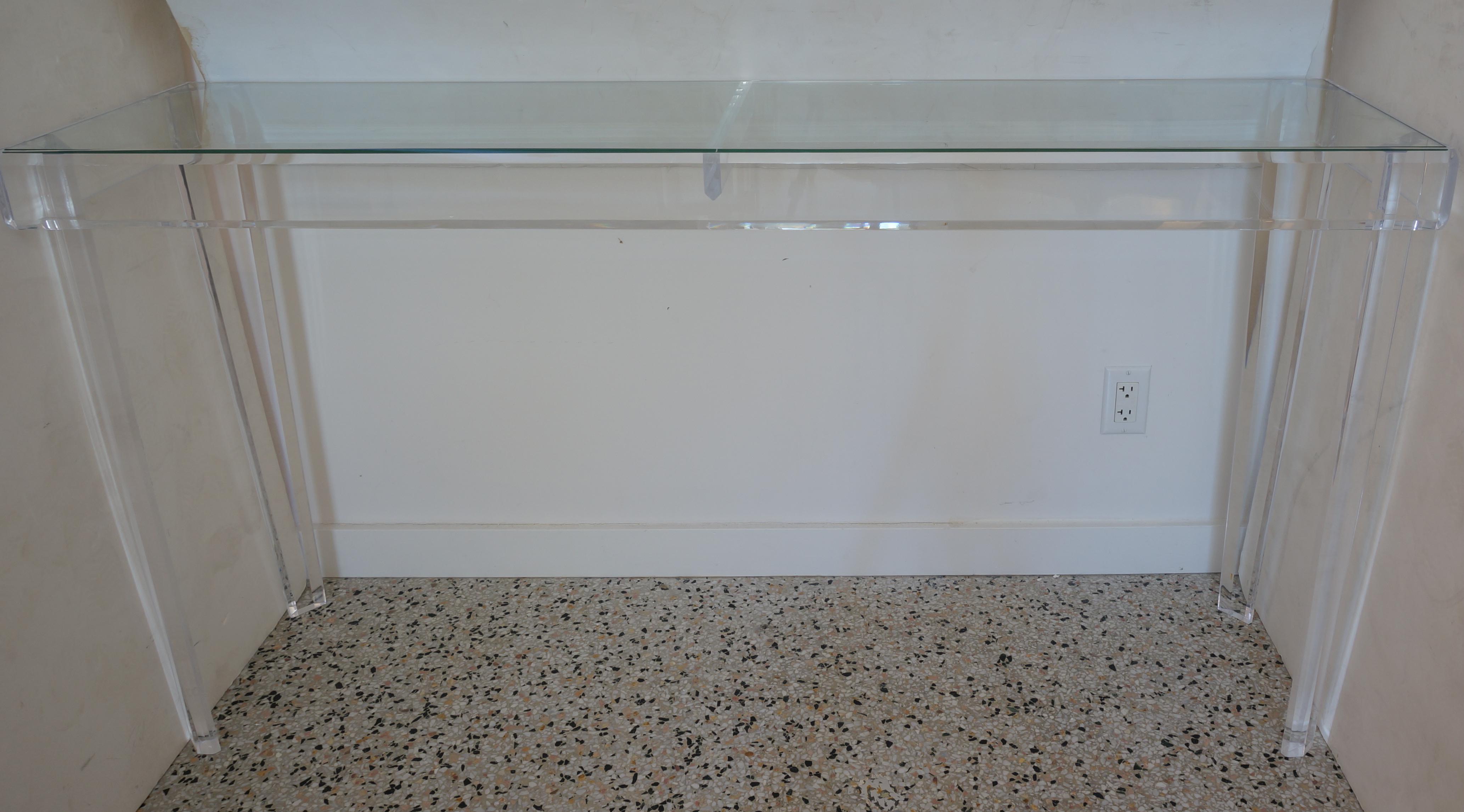 Konsolentisch aus Lucit und Glas (amerikanisch) im Angebot