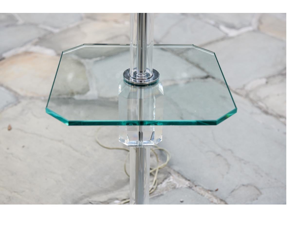 Lucite und Glas Tisch Stehleuchte (amerikanisch) im Angebot