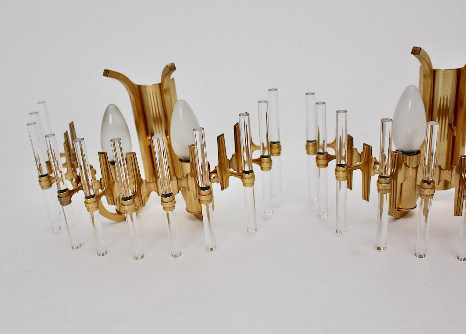 Moderno conjunto vintage de tres apliques o lámparas de pared de lucita y metal dorado diseñado y fabricado, Italia, años 80.
Cada candelabro o aplique dorado de forma semicircular muestra 11 varillas de lucita.
Cada aplique tiene 2 enchufes E