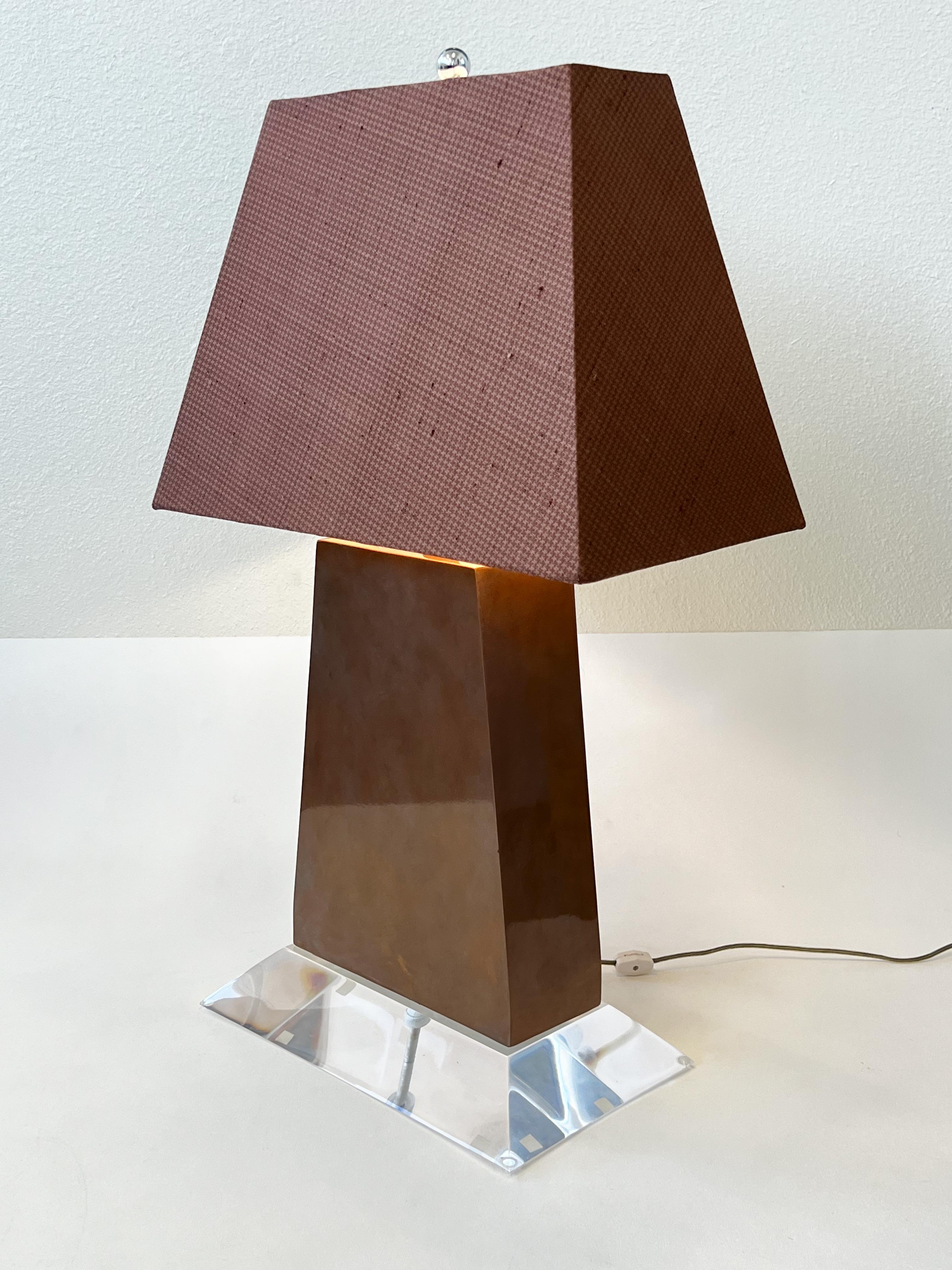 Lampada da tavolo glamour degli anni '80 di Steve Chase. 
Realizzato in finta lacca di rame patinata e lucite trasparente con un paralume personalizzato in pied-de-poule. 
Cablata per gli Stati Uniti, può ospitare una lampadina normale Edison da