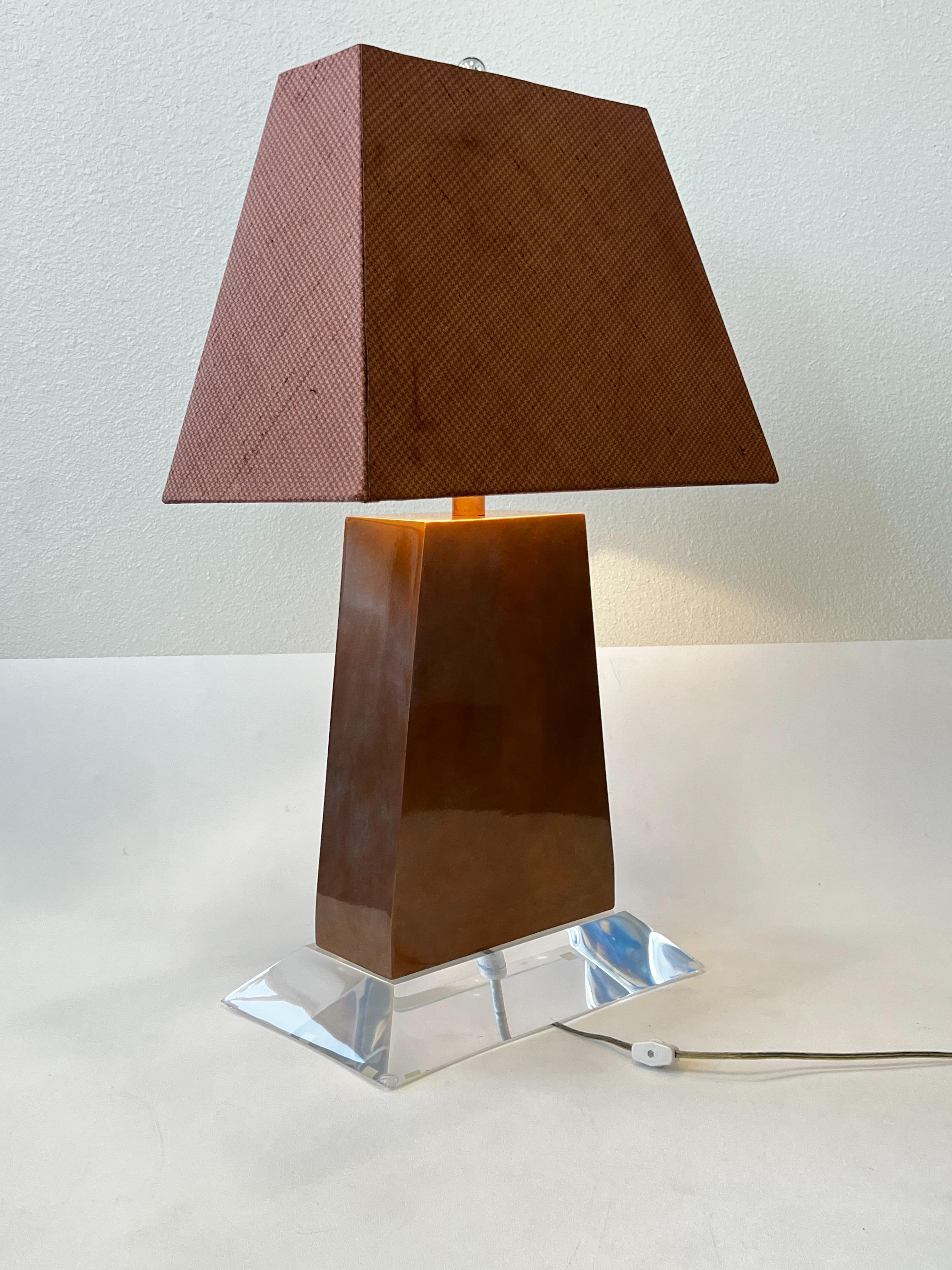 Americano Lampada da tavolo in lucite e rame laccato di Steve Chase in vendita