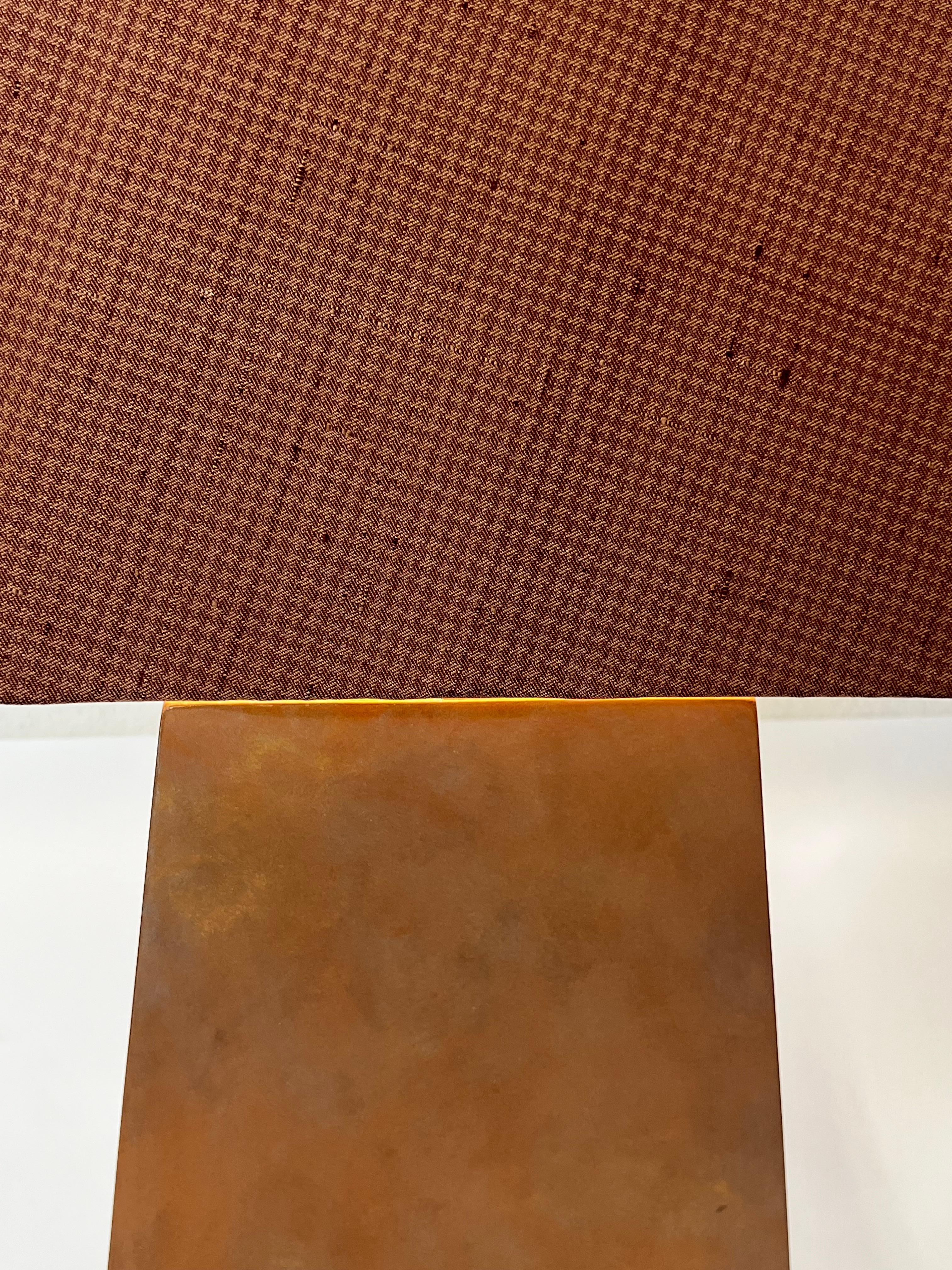 Fatto a mano Lampada da tavolo in lucite e rame laccato di Steve Chase in vendita