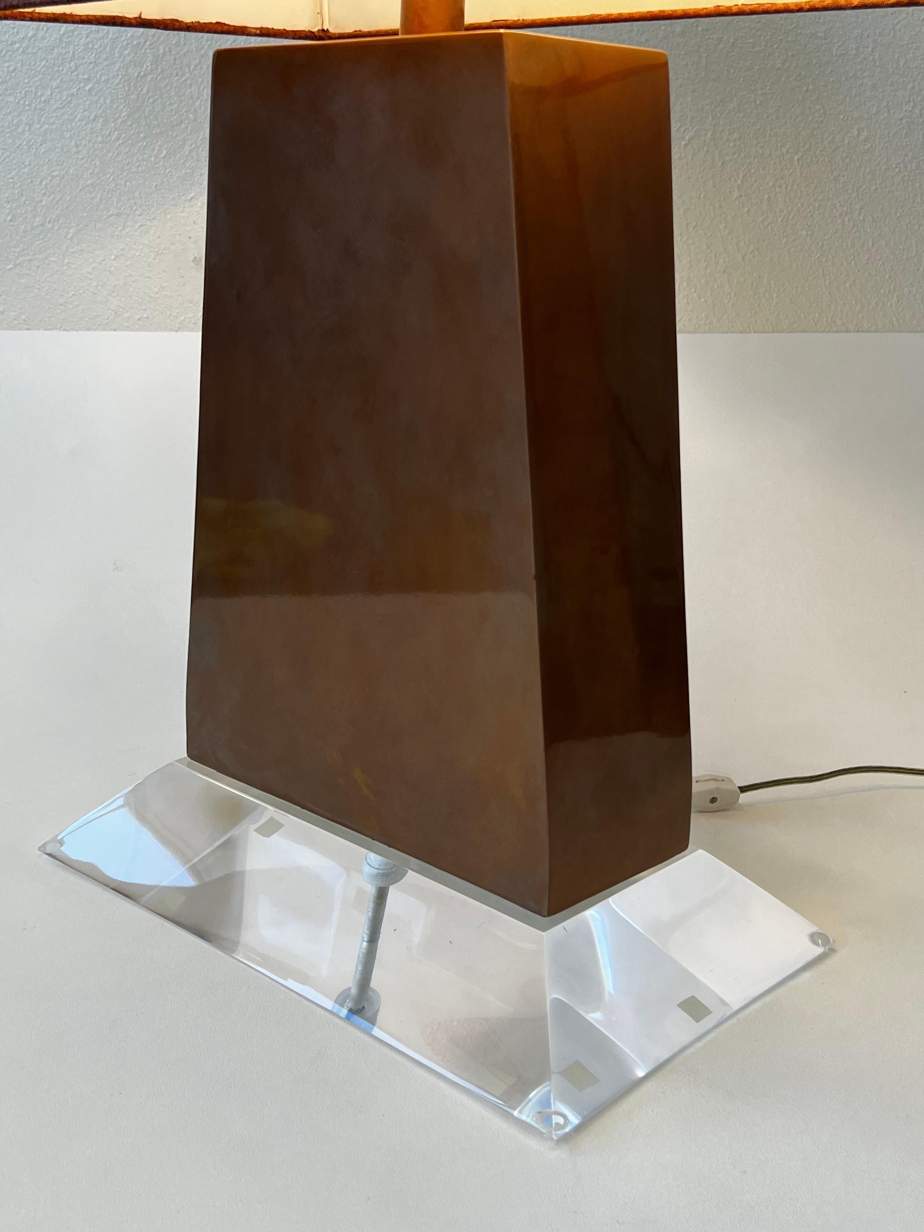 Lampada da tavolo in lucite e rame laccato di Steve Chase In condizioni buone in vendita a Palm Springs, CA