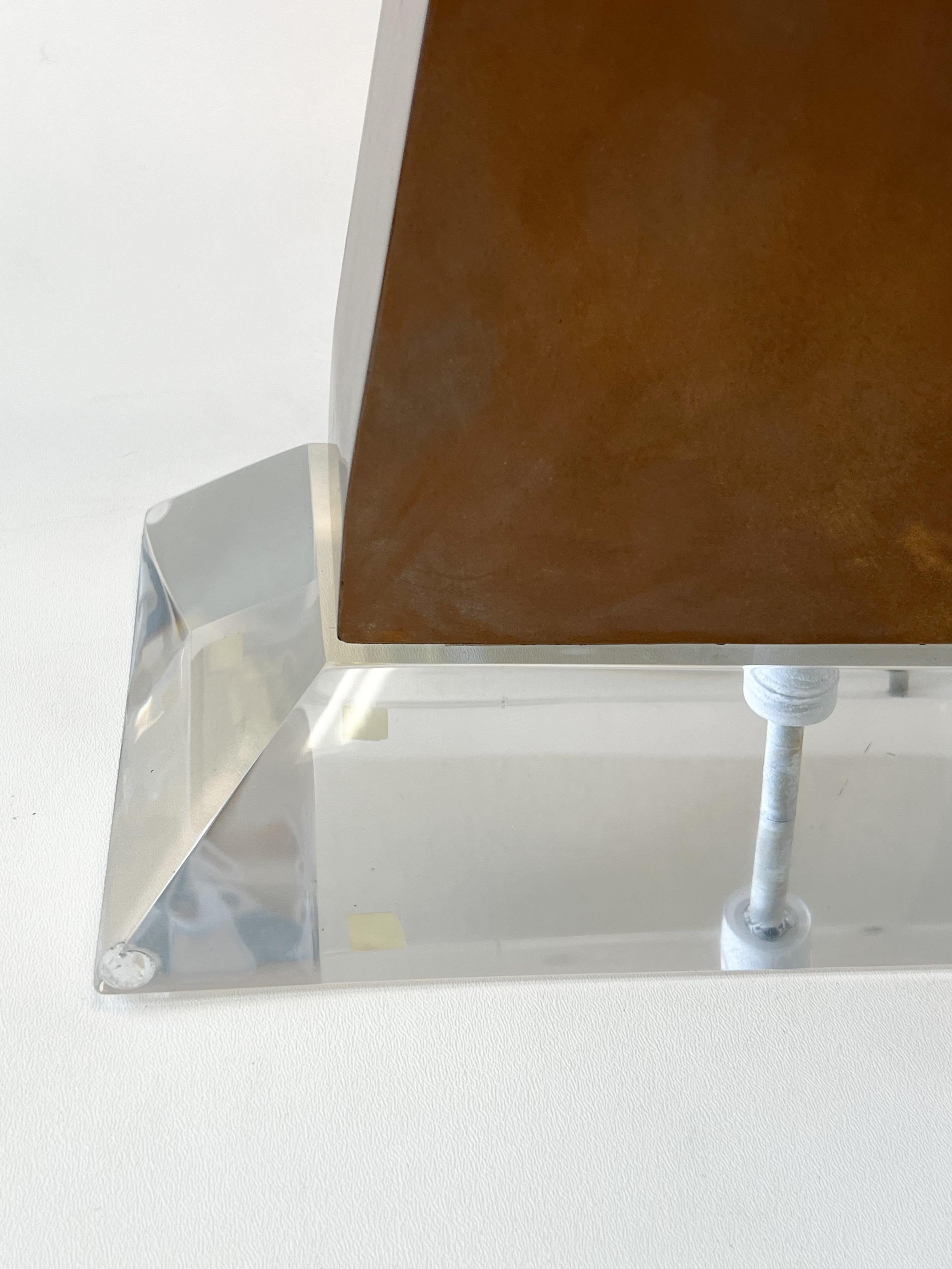 Fine XX secolo Lampada da tavolo in lucite e rame laccato di Steve Chase in vendita