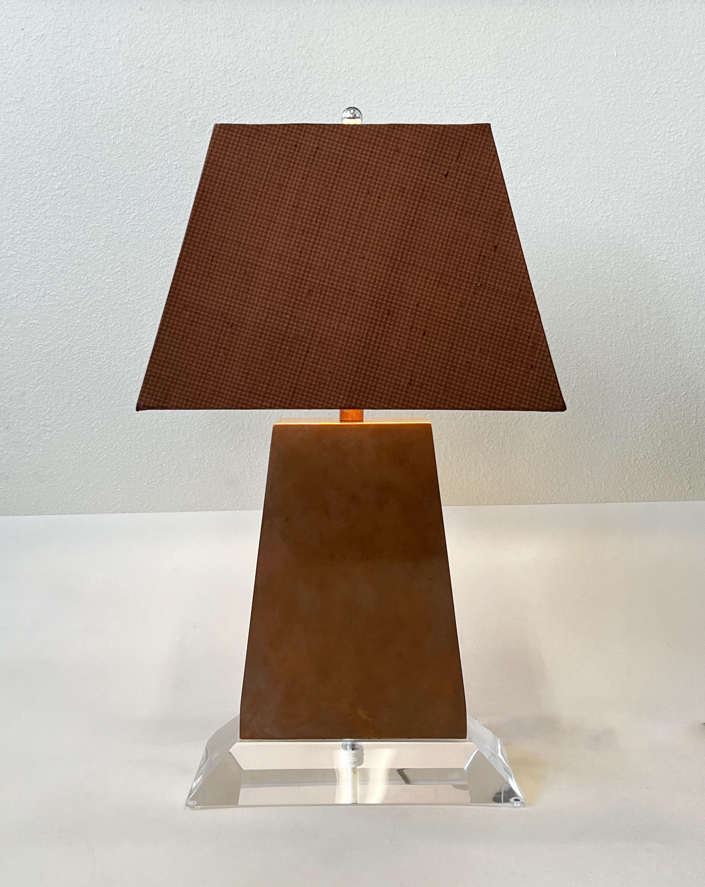 Lucite Lampada da tavolo in lucite e rame laccato di Steve Chase in vendita