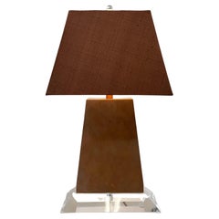 Lampada da tavolo in lucite e rame laccato di Steve Chase