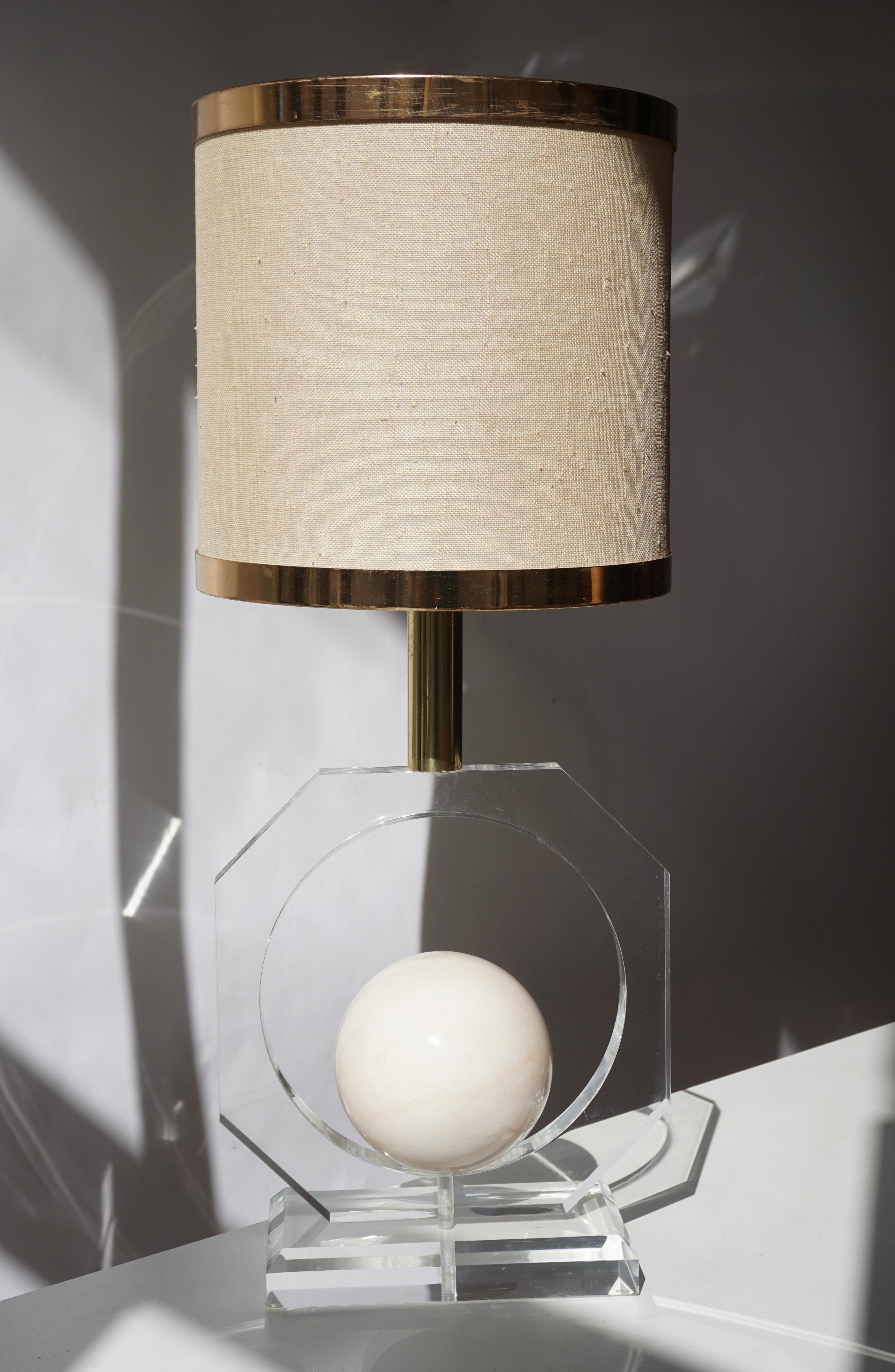 Lampe de table en plexiglas avec une sphère ronde en marbre au centre.
Mesures : Hauteur 63 cm.
Diamètre 26 cm.