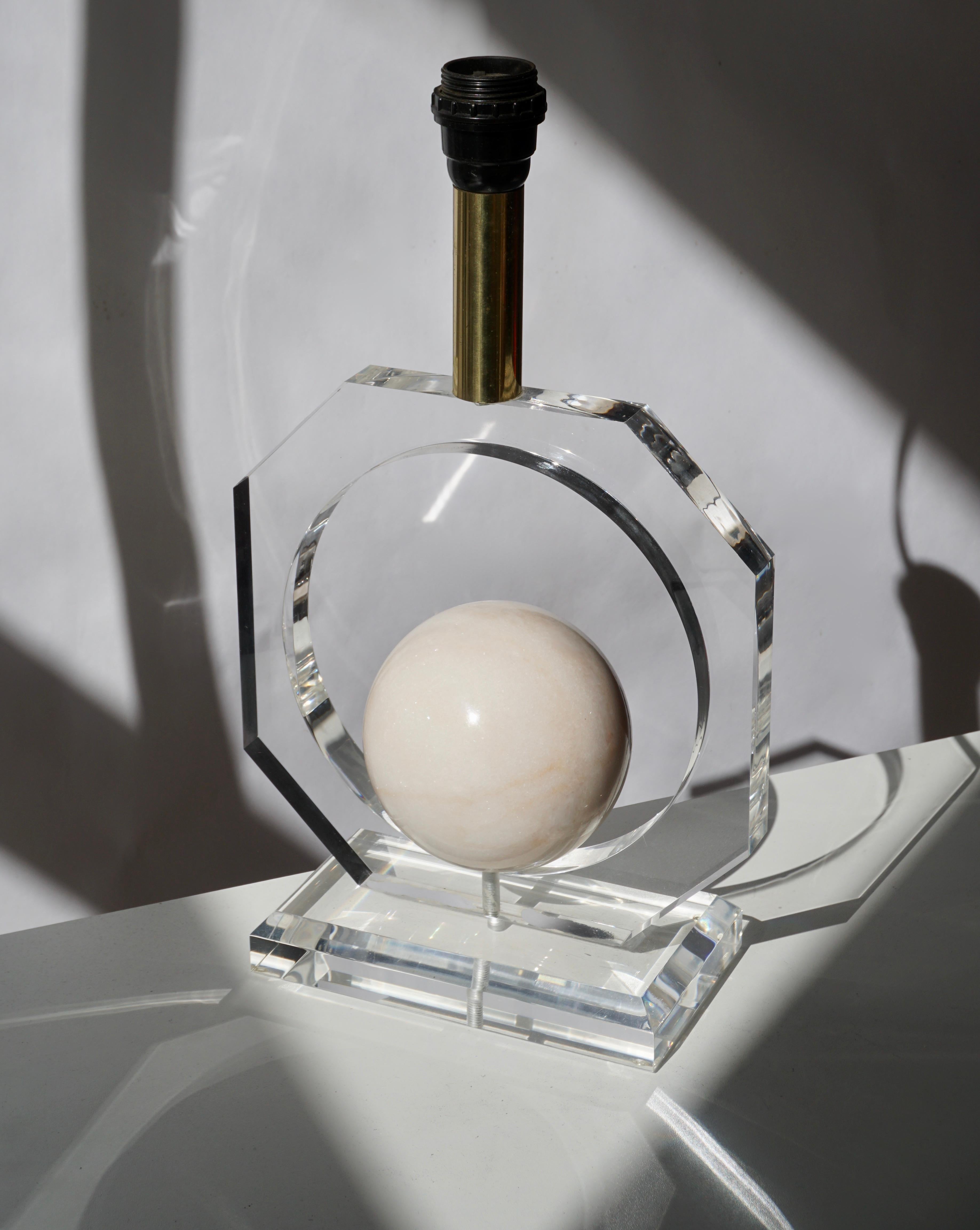 italien Lampe de table en lucite et marbre en vente