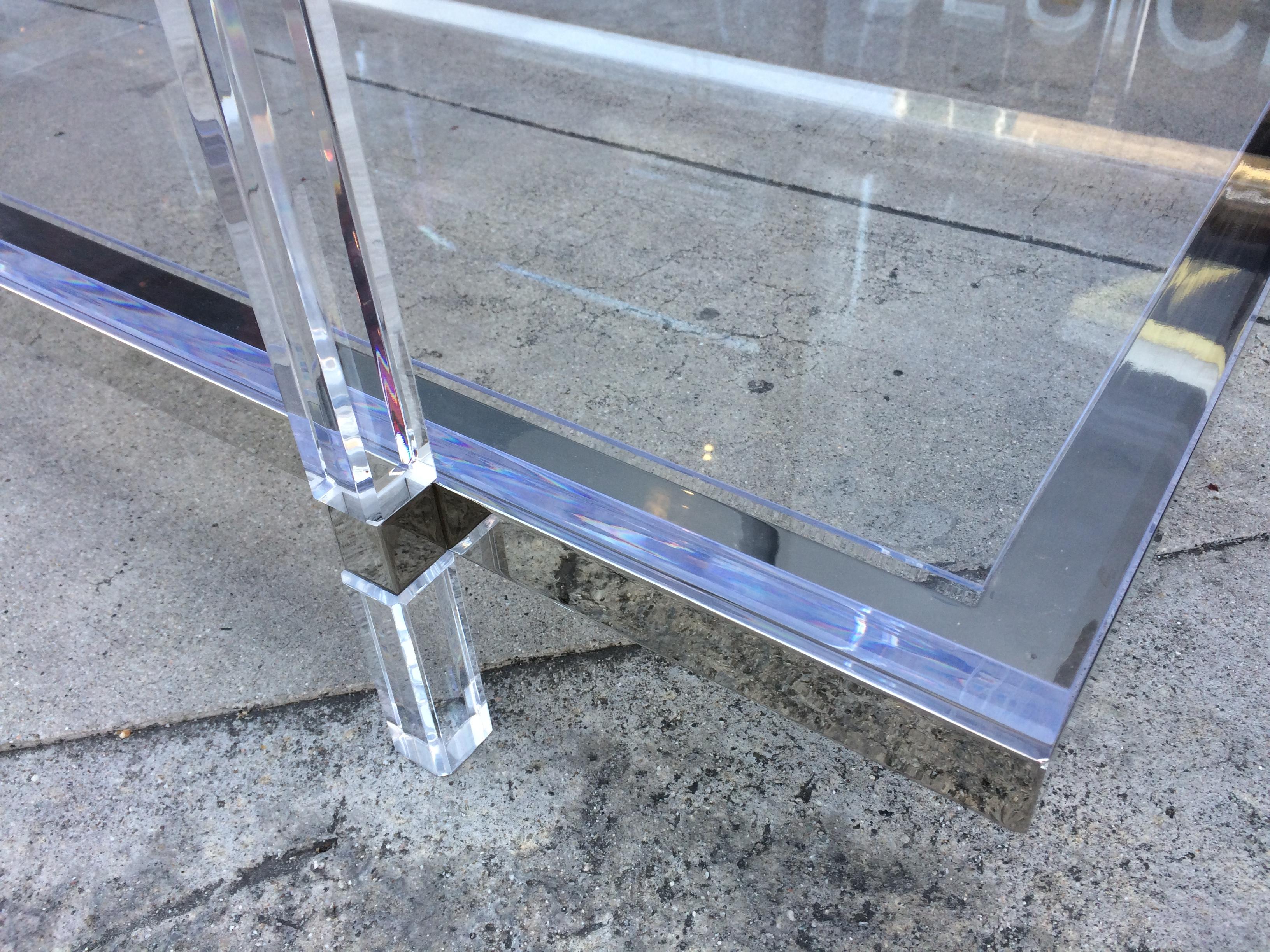 Table basse à deux pieds en lucite et nickel de Charles Hollis Jones en vente 5