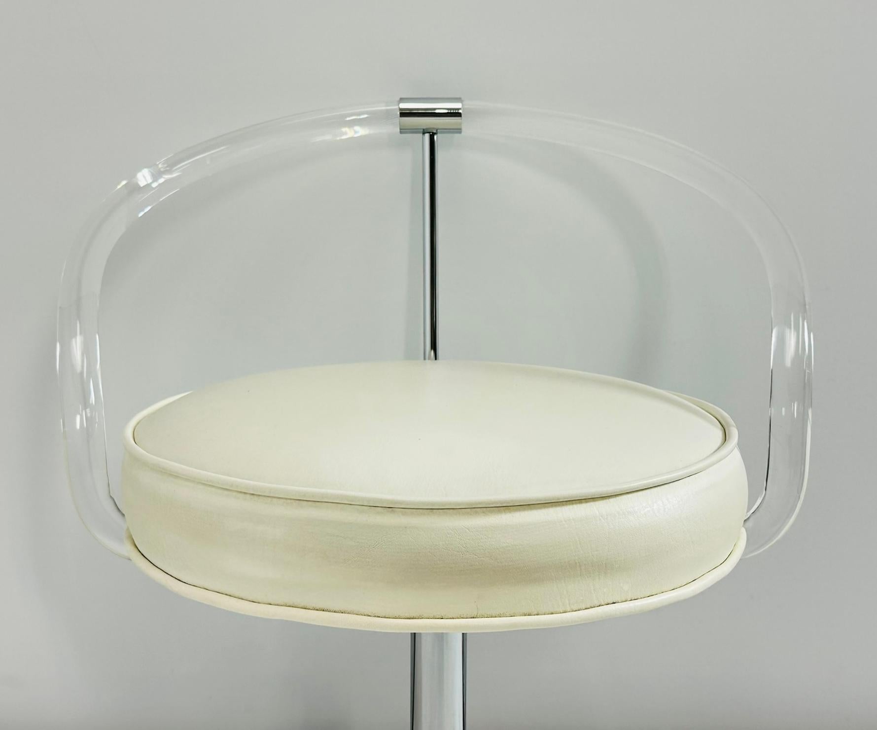 Chaise de coiffeuse pivotante en Lucite et nickel de Charles Hollis Jones, signée et datée en vente 3