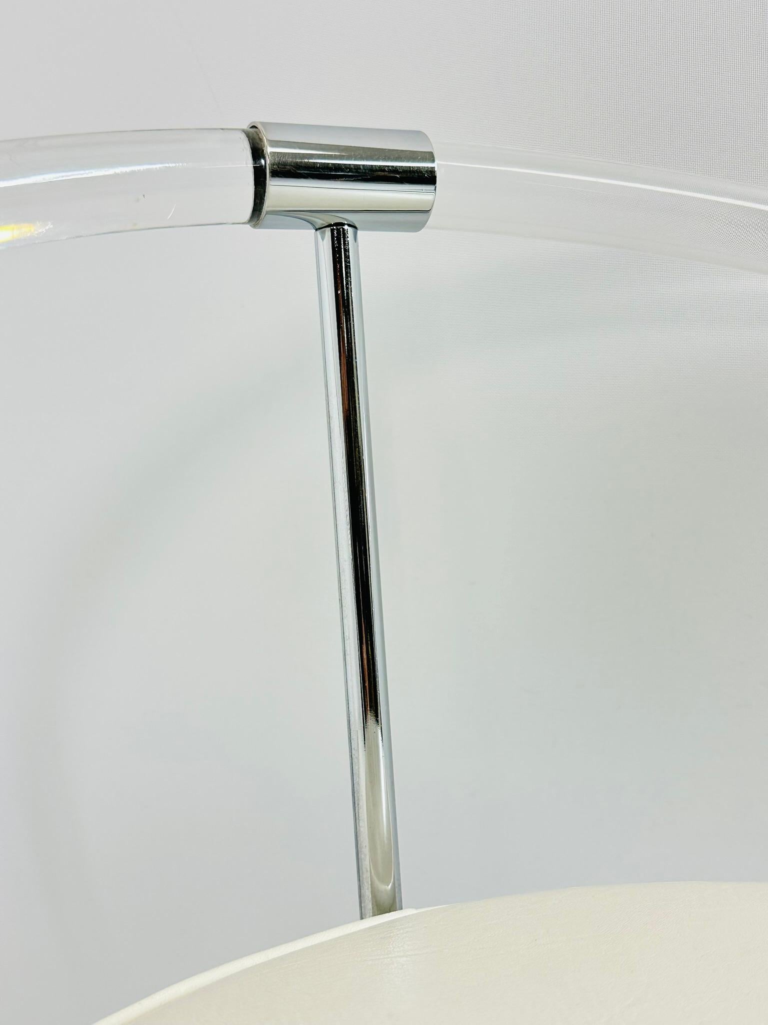 Chaise de coiffeuse pivotante en Lucite et nickel de Charles Hollis Jones, signée et datée en vente 4
