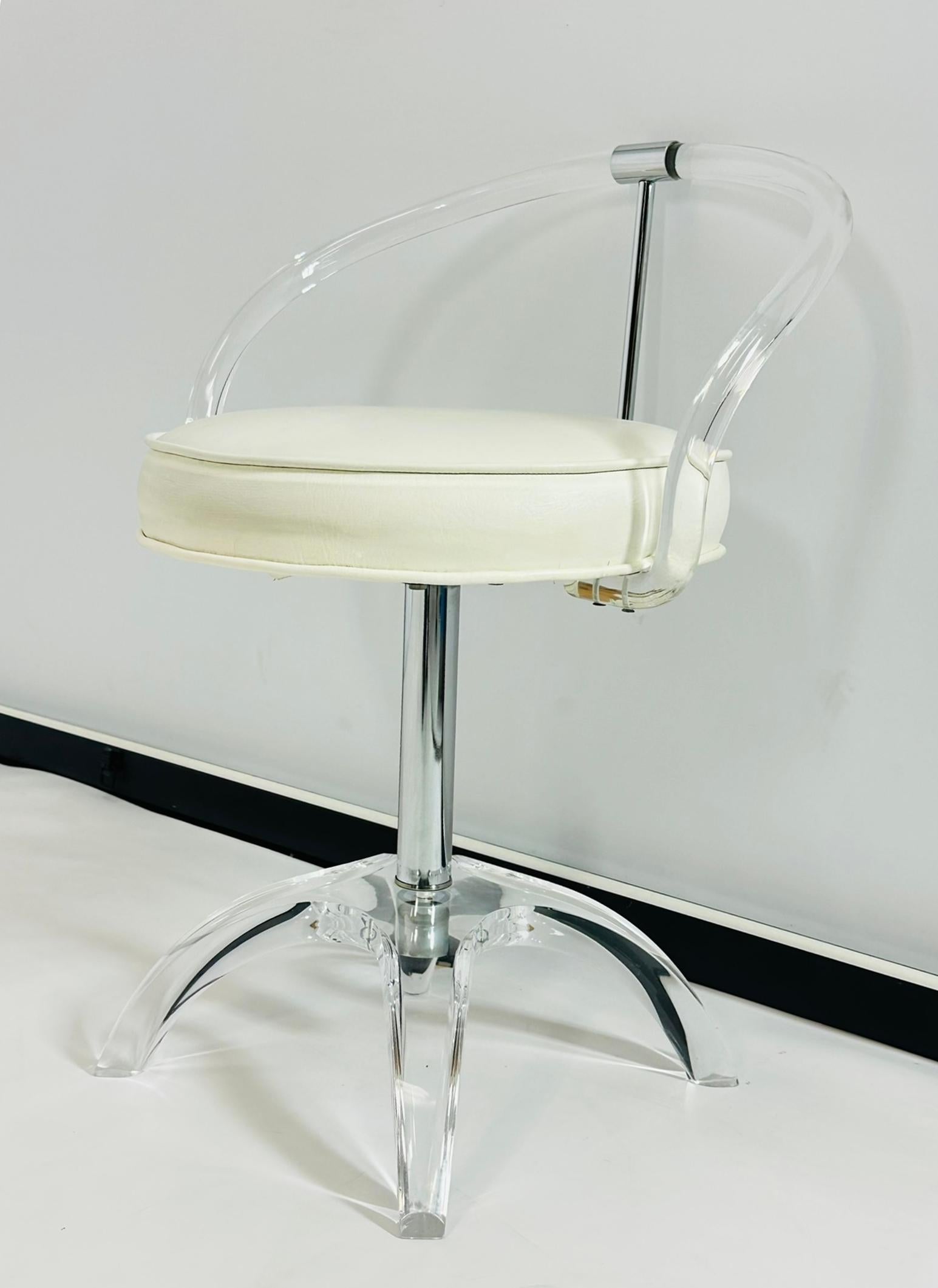 Superbe fauteuil de toilette en lucite et nickel conçu par Charles Hollis Jones. Le premier modèle original était en laiton et avait été commandé par Lucille Ball, et il s'agit de la deuxième édition en lucite et nickel, recouverte de tissu vinyle