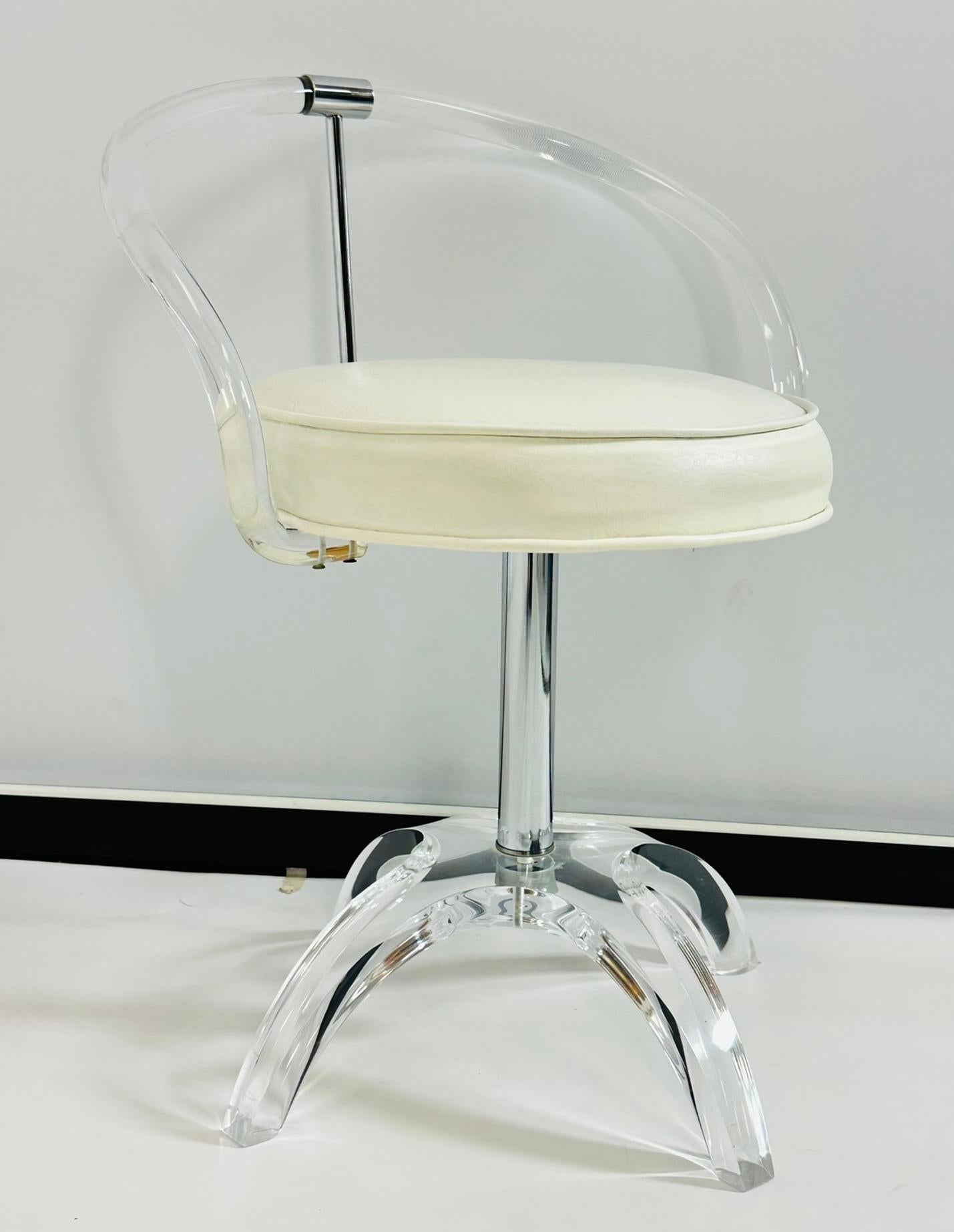 Américain Chaise de coiffeuse pivotante en Lucite et nickel de Charles Hollis Jones, signée et datée en vente