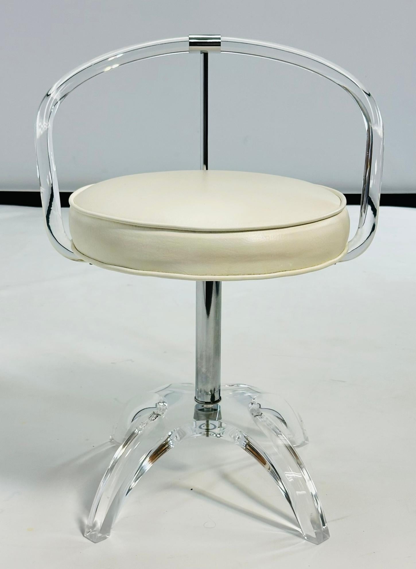 Milieu du XXe siècle Chaise de coiffeuse pivotante en Lucite et nickel de Charles Hollis Jones, signée et datée en vente