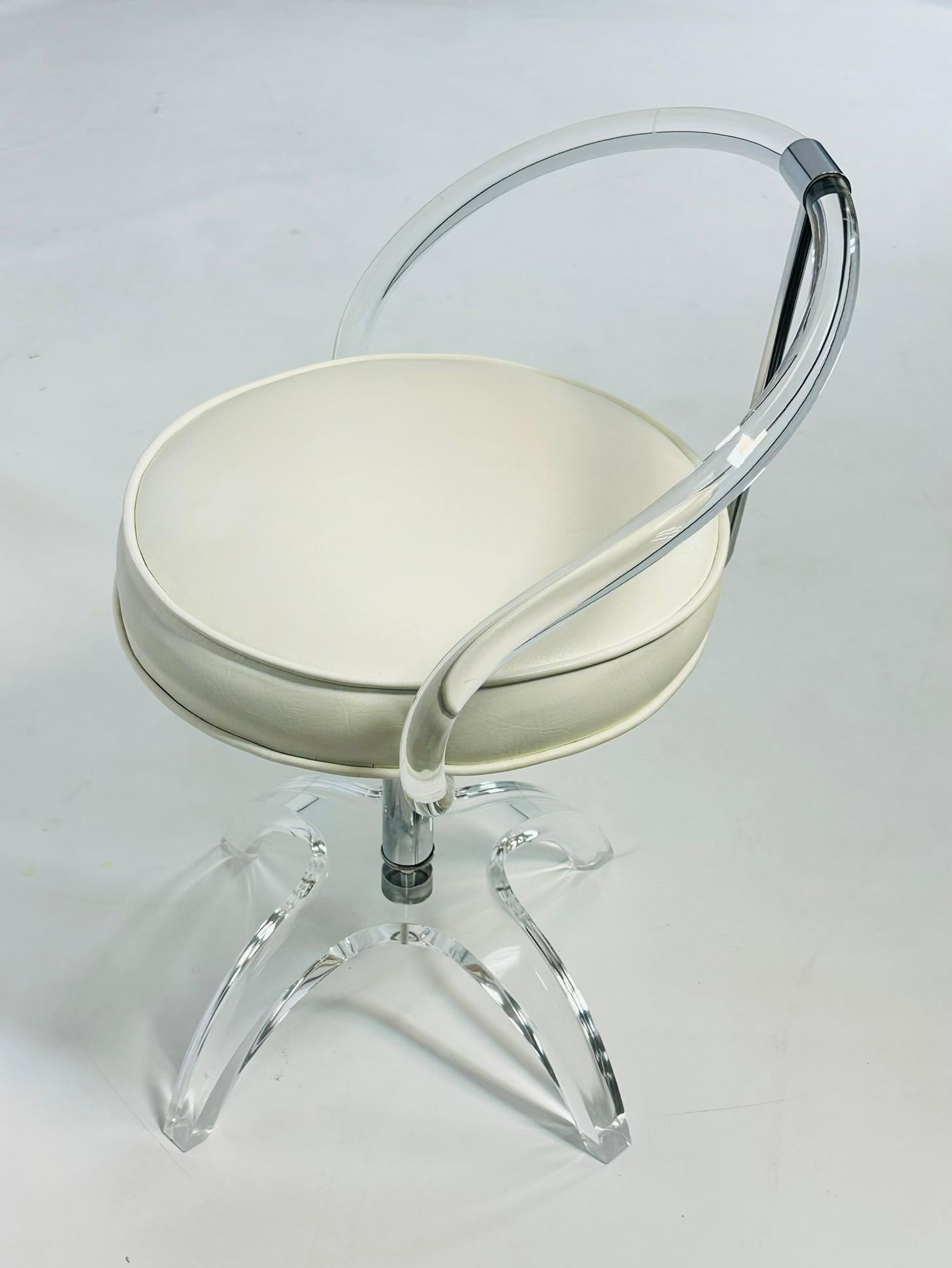 Nickel Chaise de coiffeuse pivotante en Lucite et nickel de Charles Hollis Jones, signée et datée en vente