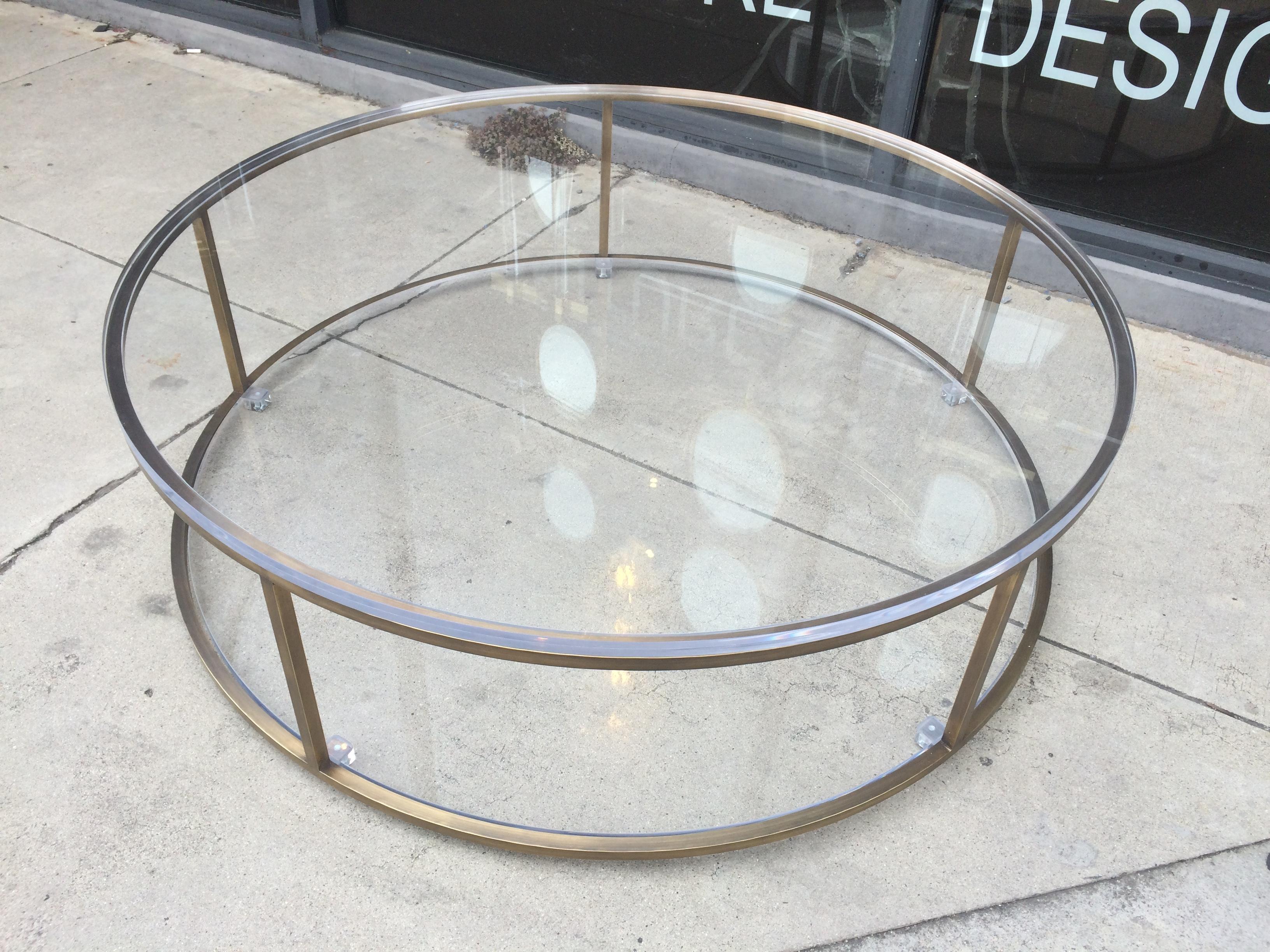 Mid-Century Modern Table basse « Aro One » en Lucite et laiton massif d'Amparo Caldern Tpia en vente