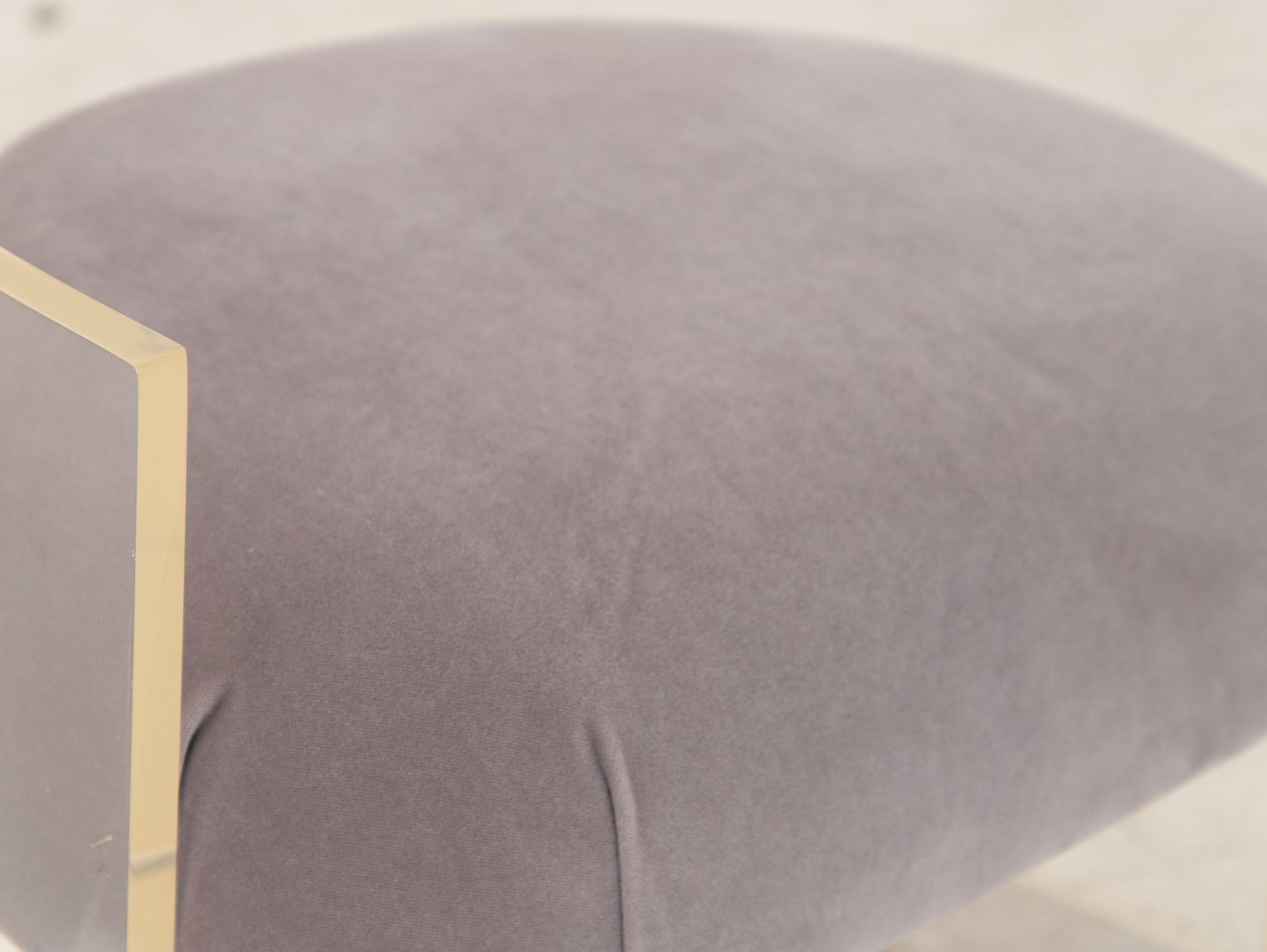 Fauteuil à dossier tonneau en Lucite et velours en vente 2