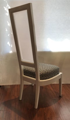 Paire de chaises laquées noires et blanches